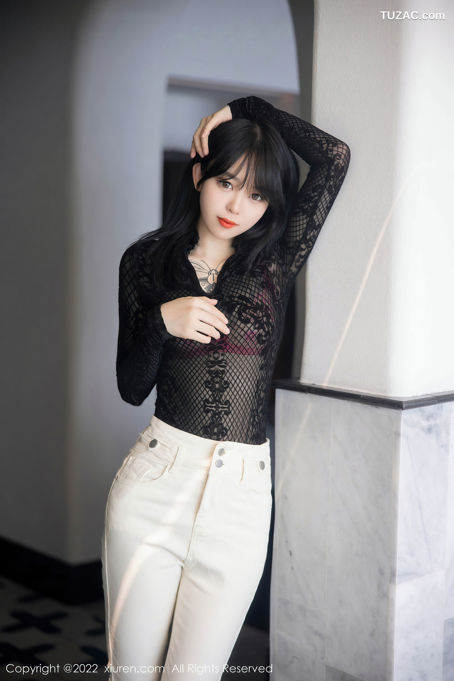 XiuRen-No.5386-奶瓶-黑网格衫白裤粉内衣