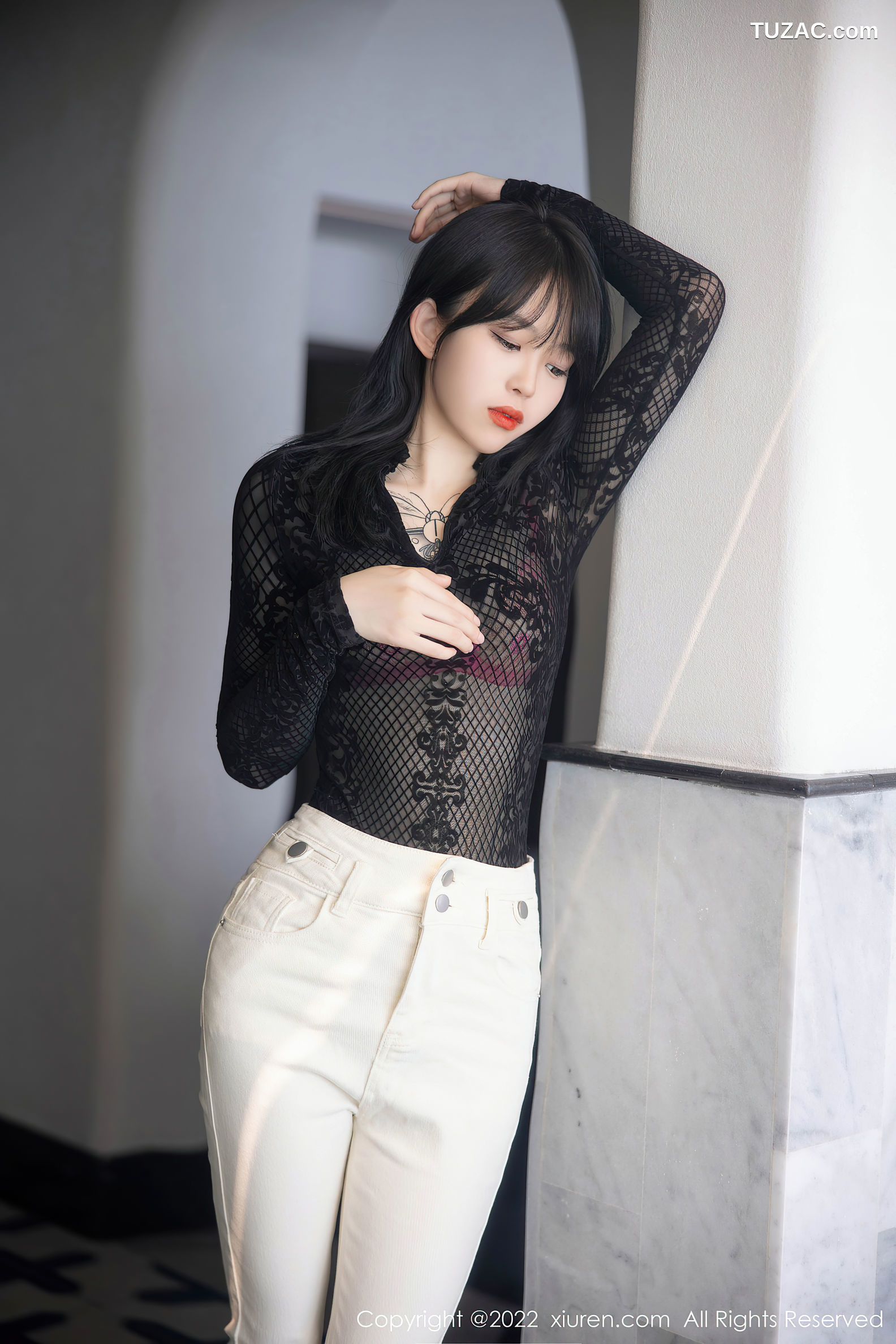 XiuRen-No.5386-奶瓶-黑网格衫白裤粉内衣