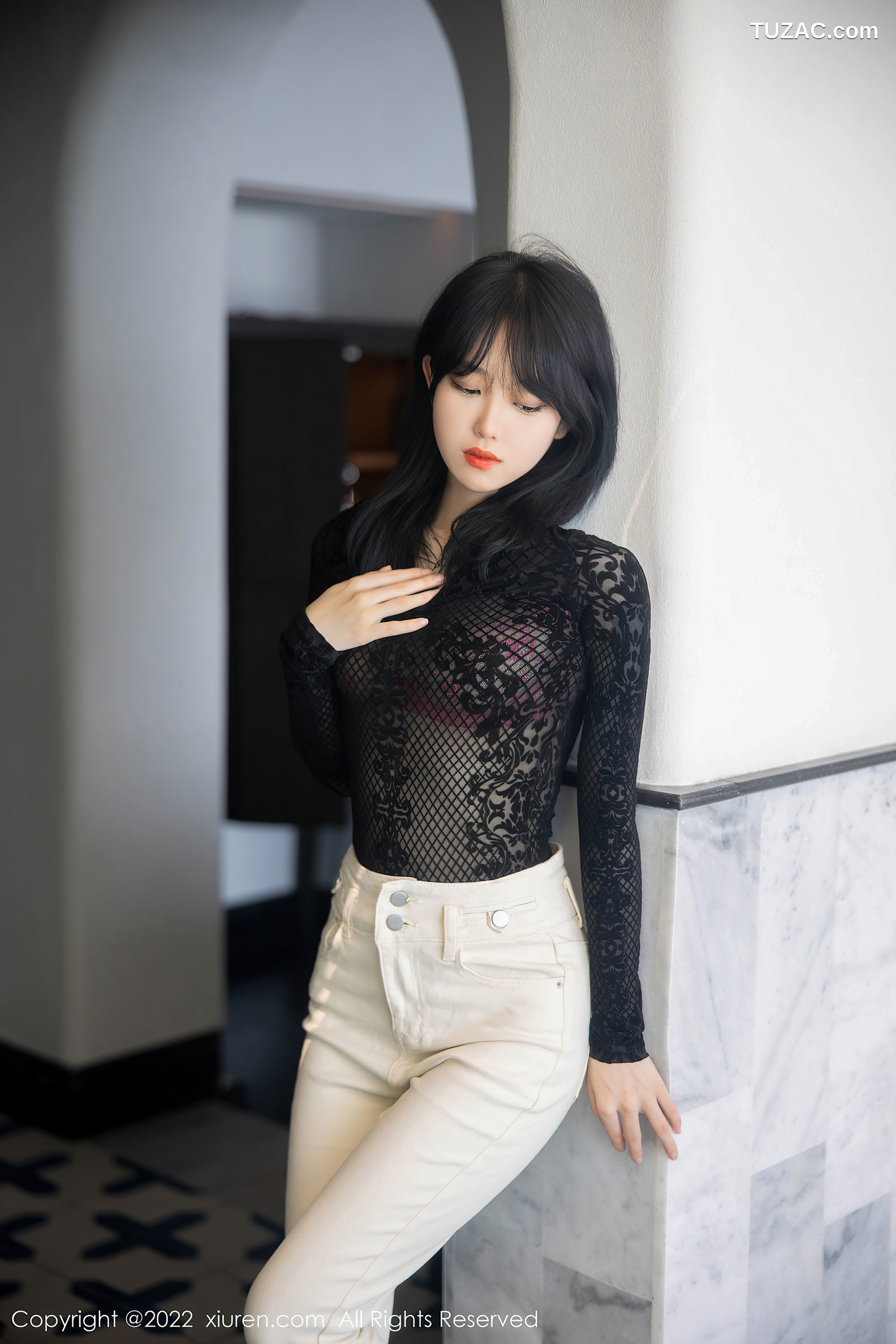 XiuRen-No.5386-奶瓶-黑网格衫白裤粉内衣