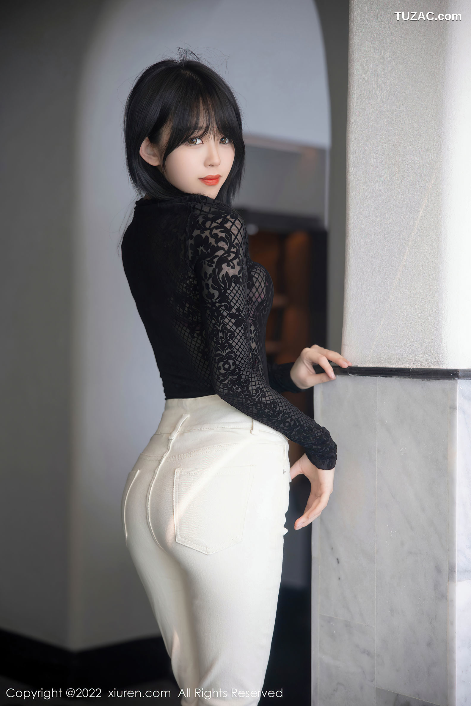 XiuRen-No.5386-奶瓶-黑网格衫白裤粉内衣