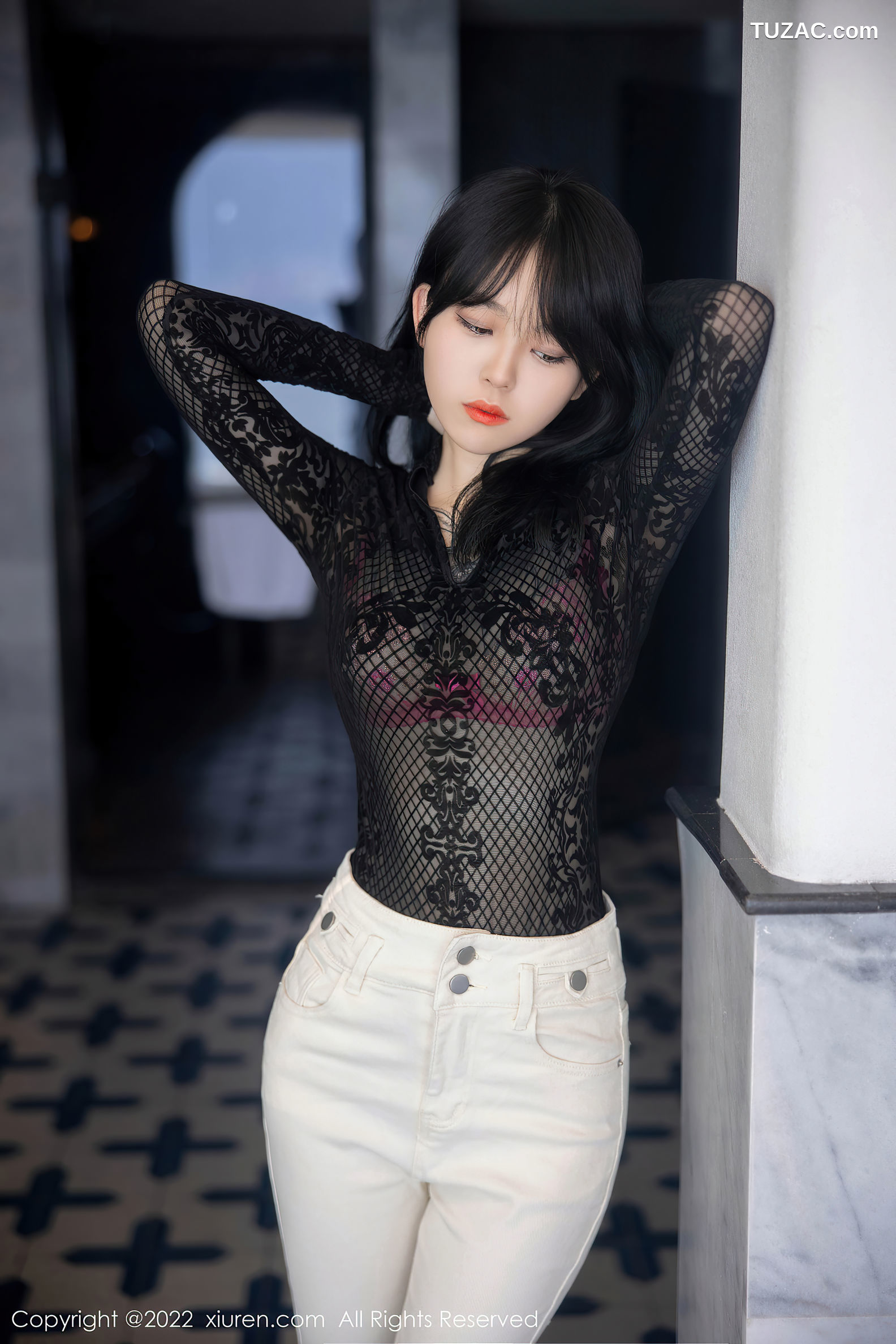 XiuRen-No.5386-奶瓶-黑网格衫白裤粉内衣