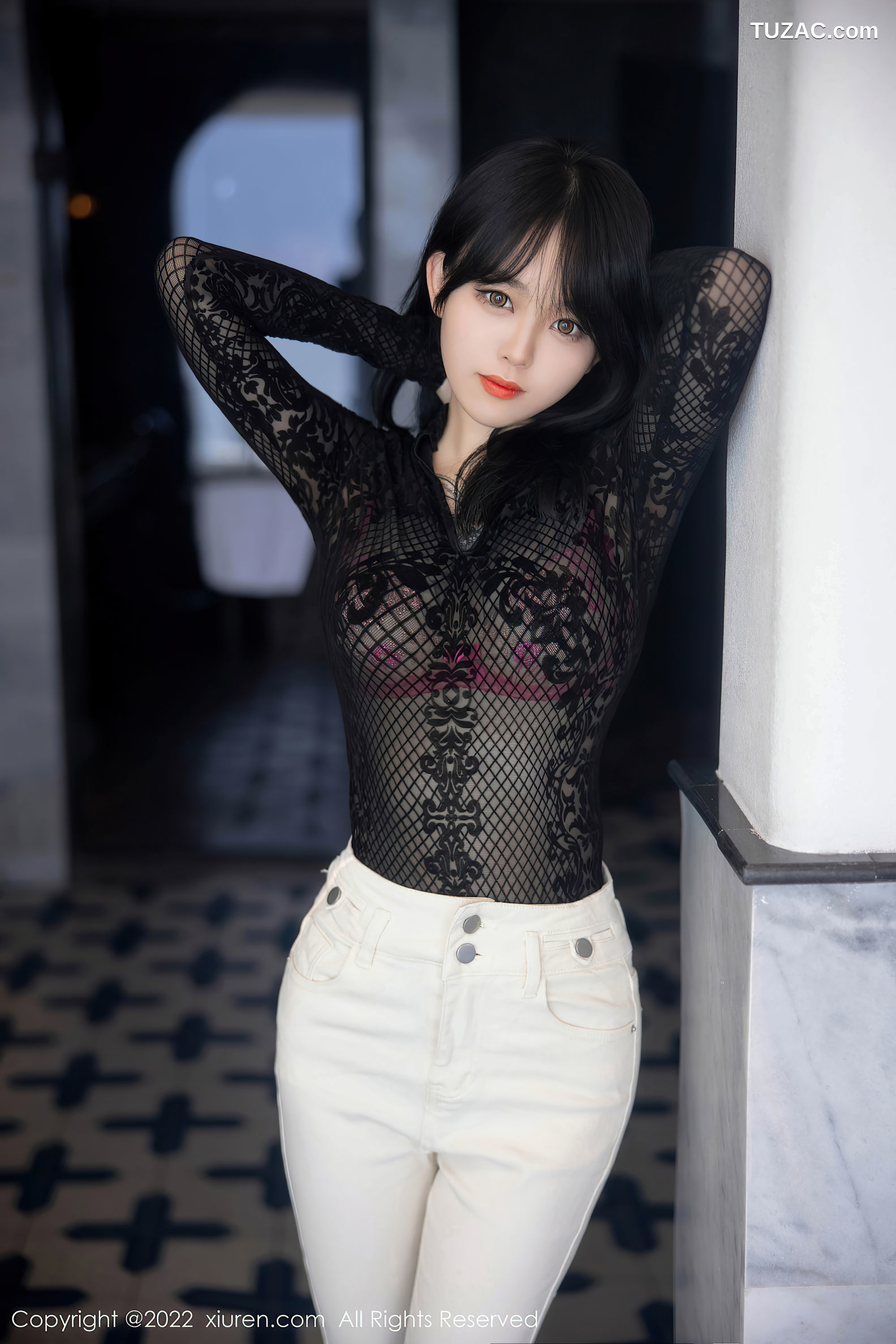 XiuRen-No.5386-奶瓶-黑网格衫白裤粉内衣