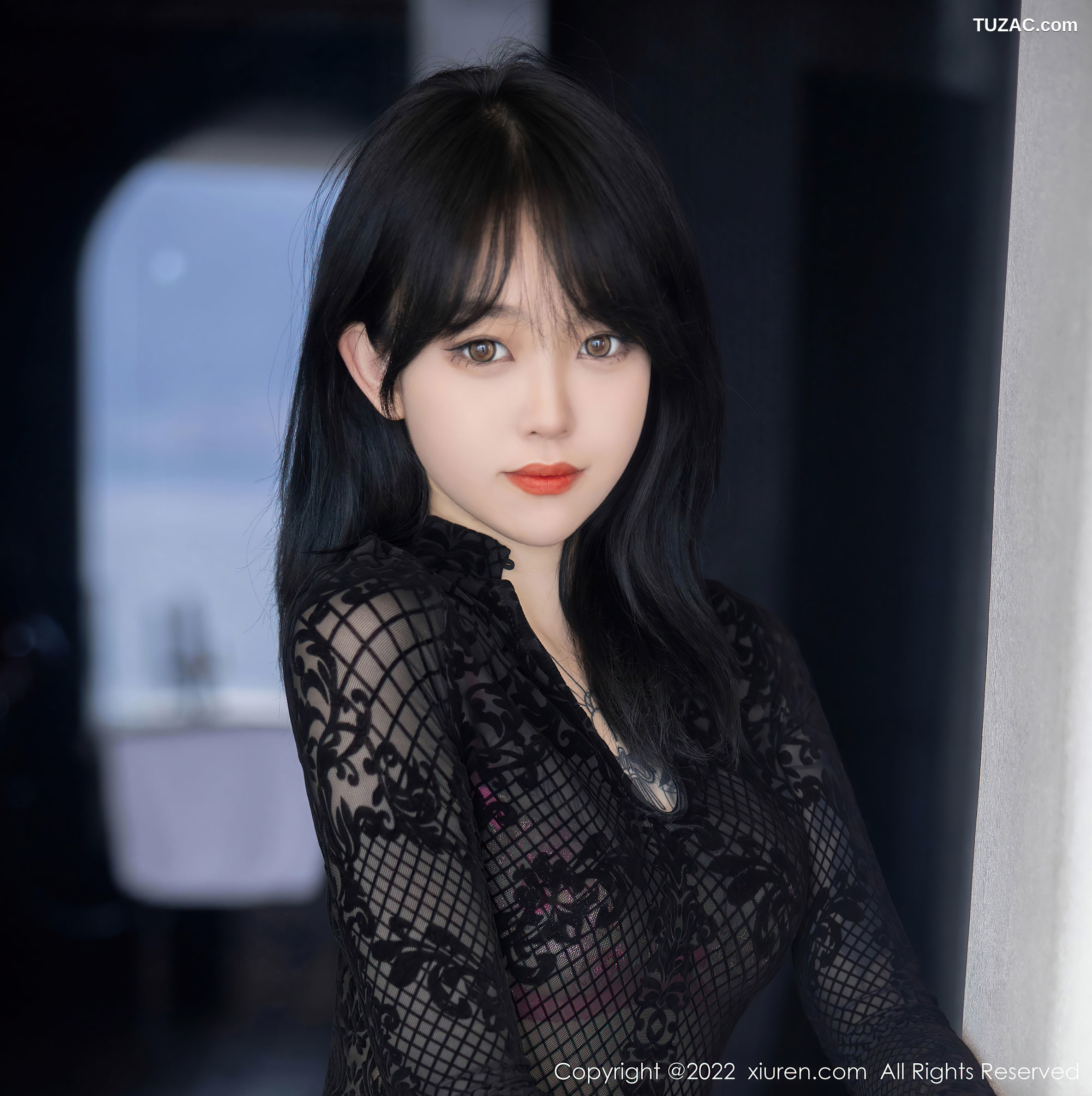 XiuRen-No.5386-奶瓶-黑网格衫白裤粉内衣