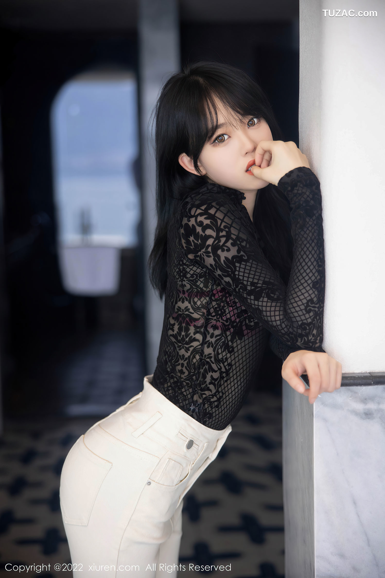 XiuRen-No.5386-奶瓶-黑网格衫白裤粉内衣