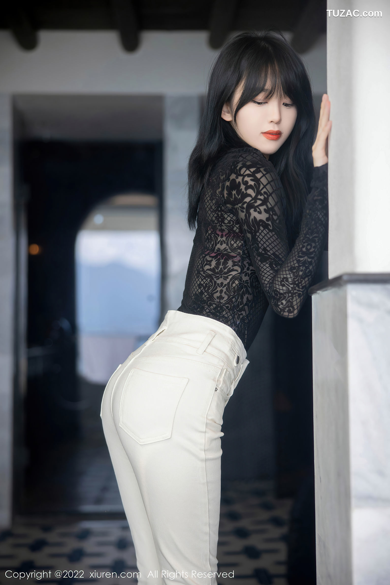 XiuRen-No.5386-奶瓶-黑网格衫白裤粉内衣