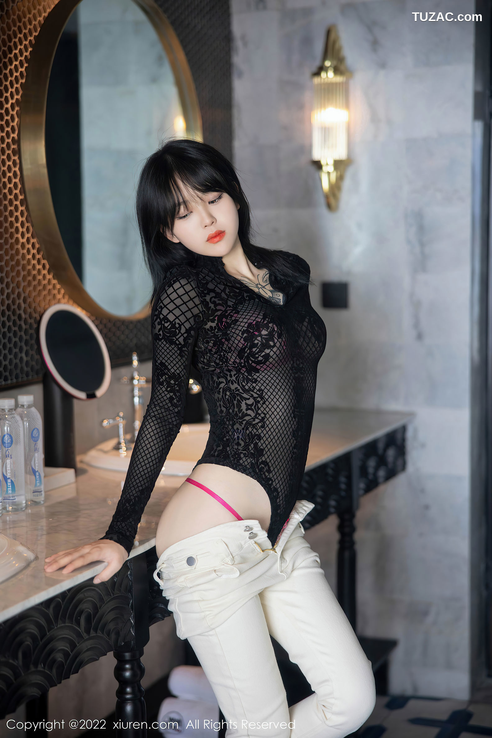 XiuRen-No.5386-奶瓶-黑网格衫白裤粉内衣