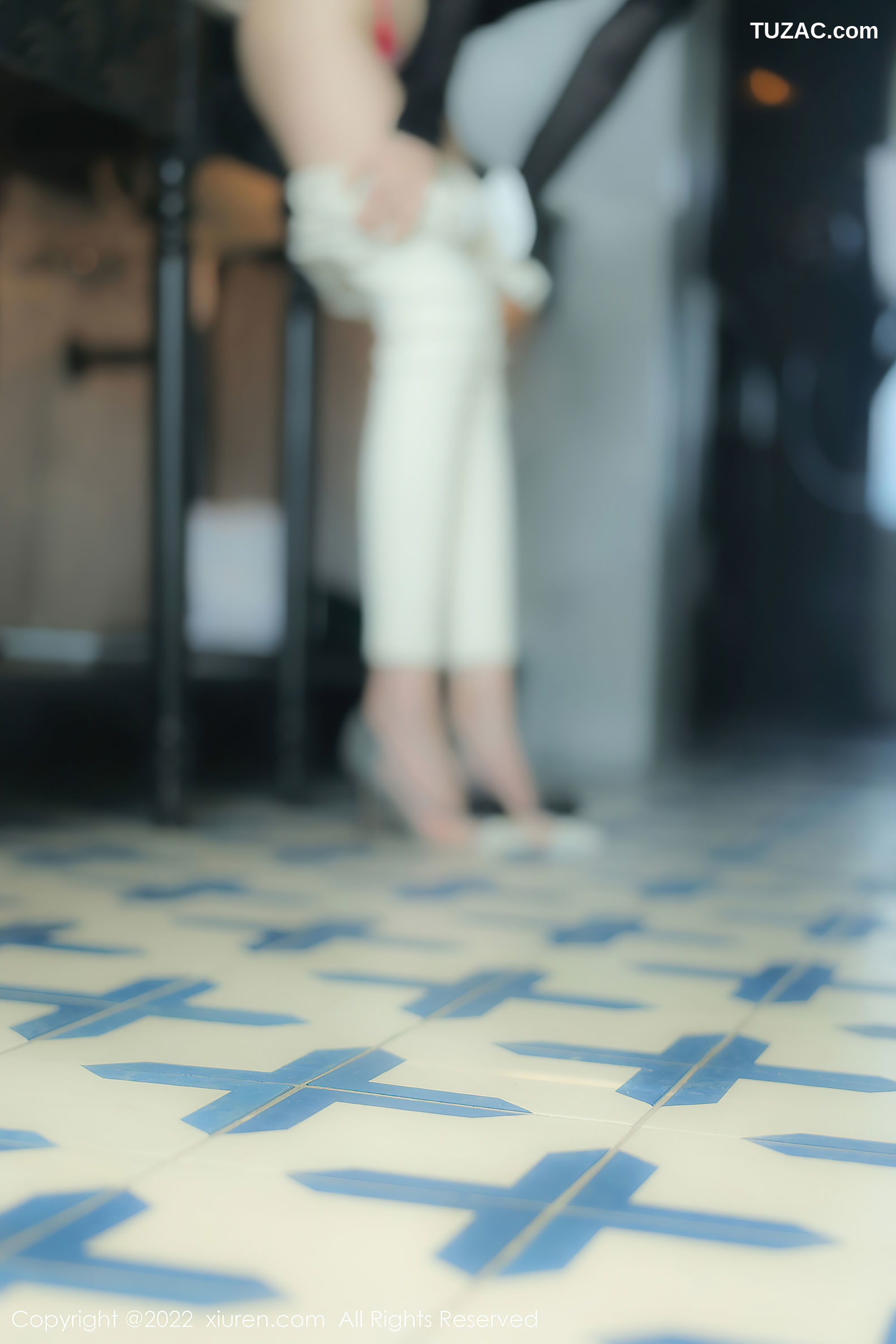 XiuRen-No.5386-奶瓶-黑网格衫白裤粉内衣