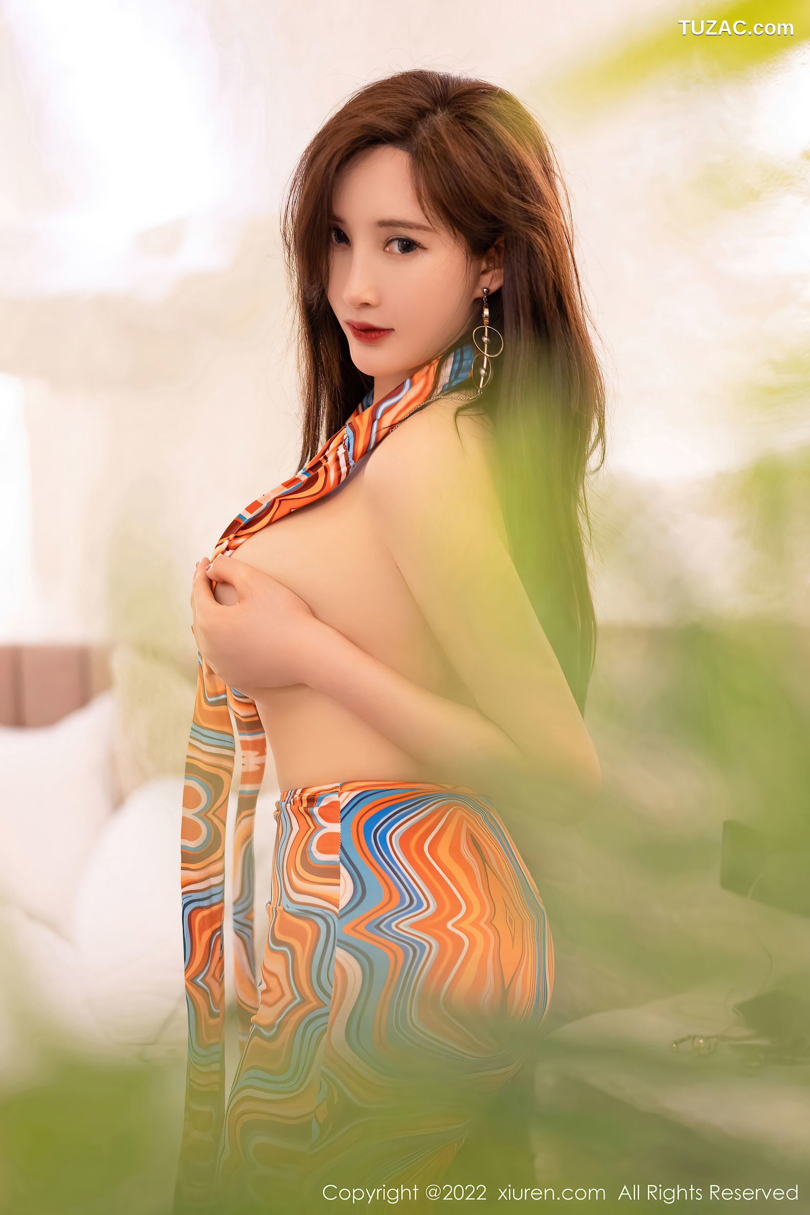 XiuRen-No.5398-奶瓶土肥圆-橘蓝图案抹胸礼服裙