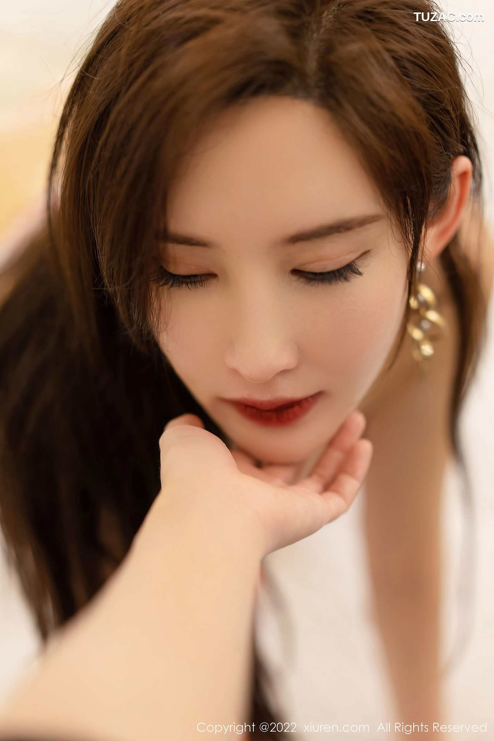 XiuRen-No.5398-奶瓶土肥圆-橘蓝图案抹胸礼服裙