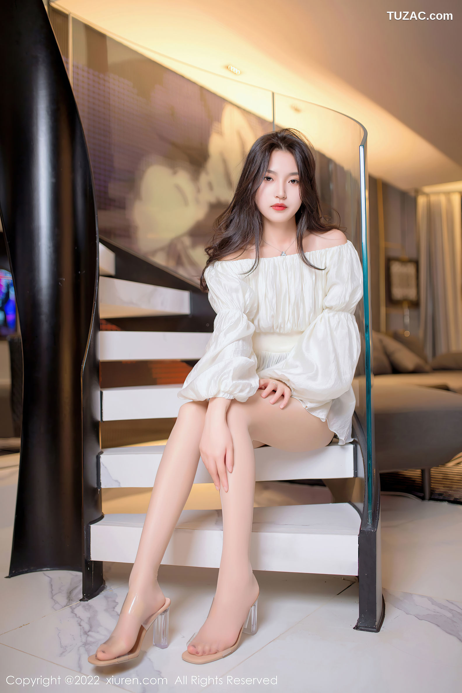 XiuRen-No.5399-十九九-白短裙黑短裤