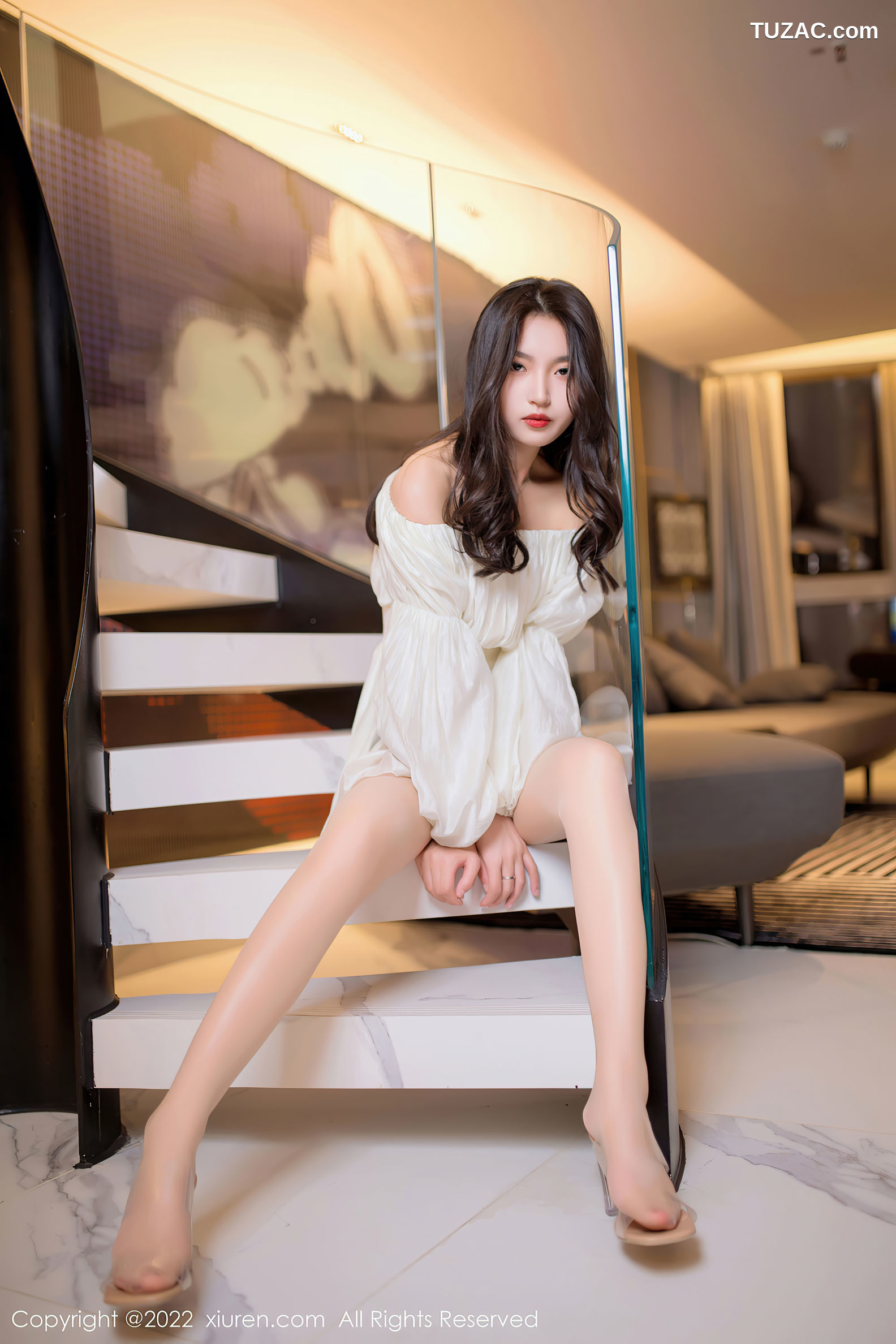 XiuRen-No.5399-十九九-白短裙黑短裤