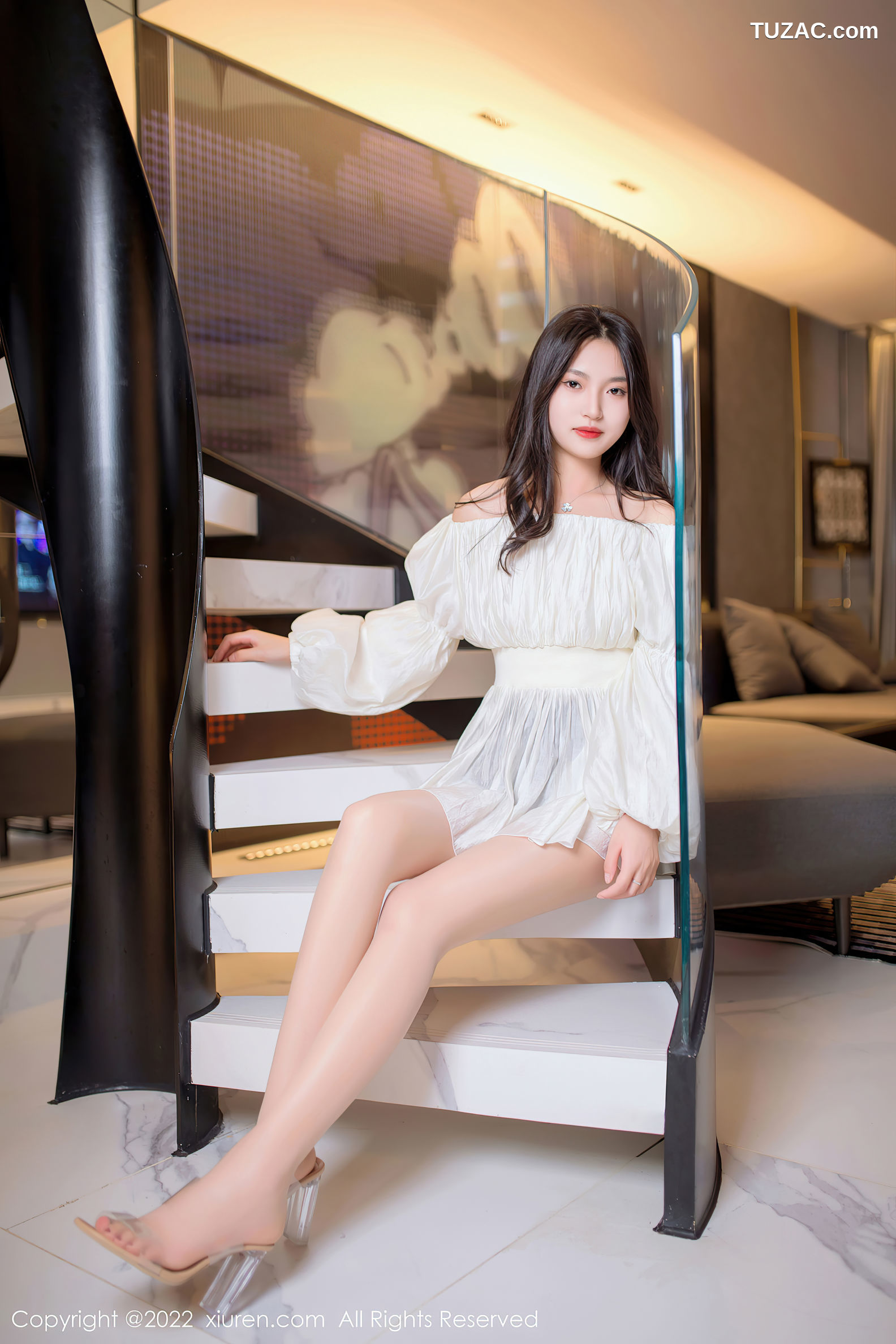 XiuRen-No.5399-十九九-白短裙黑短裤