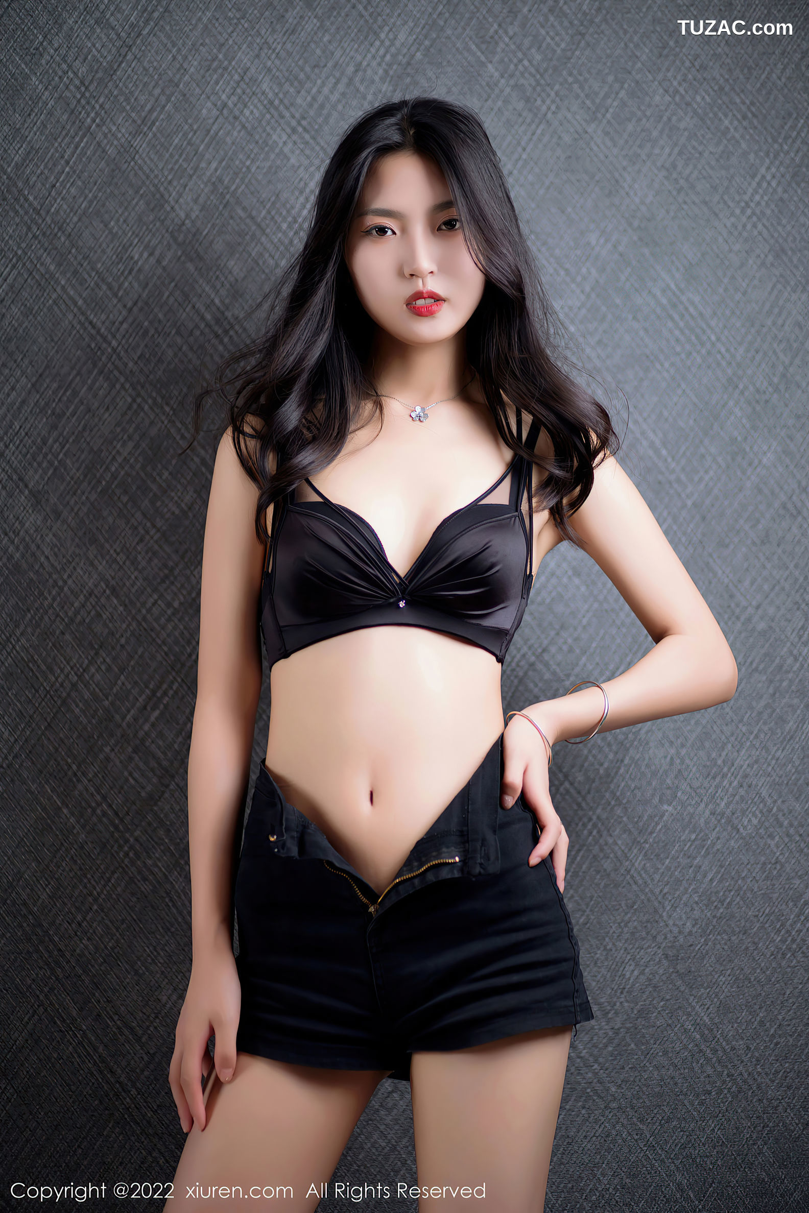 XiuRen-No.5399-十九九-白短裙黑短裤