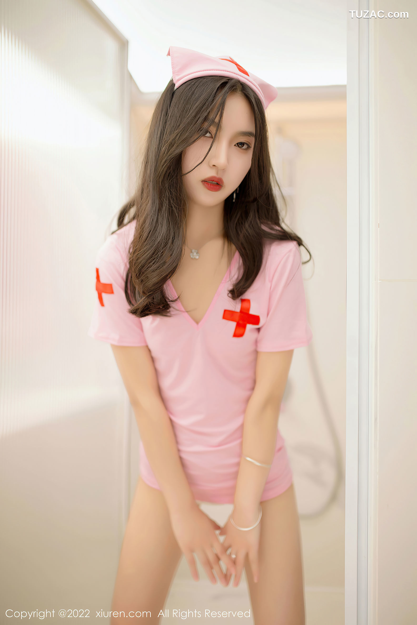 XiuRen-No.5399-十九九-白短裙黑短裤