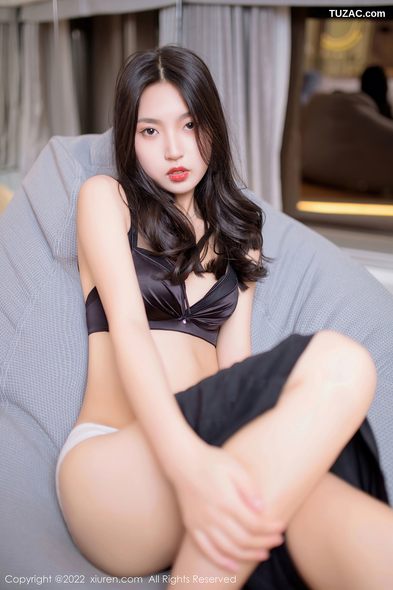 XiuRen-No.5399-十九九-白短裙黑短裤