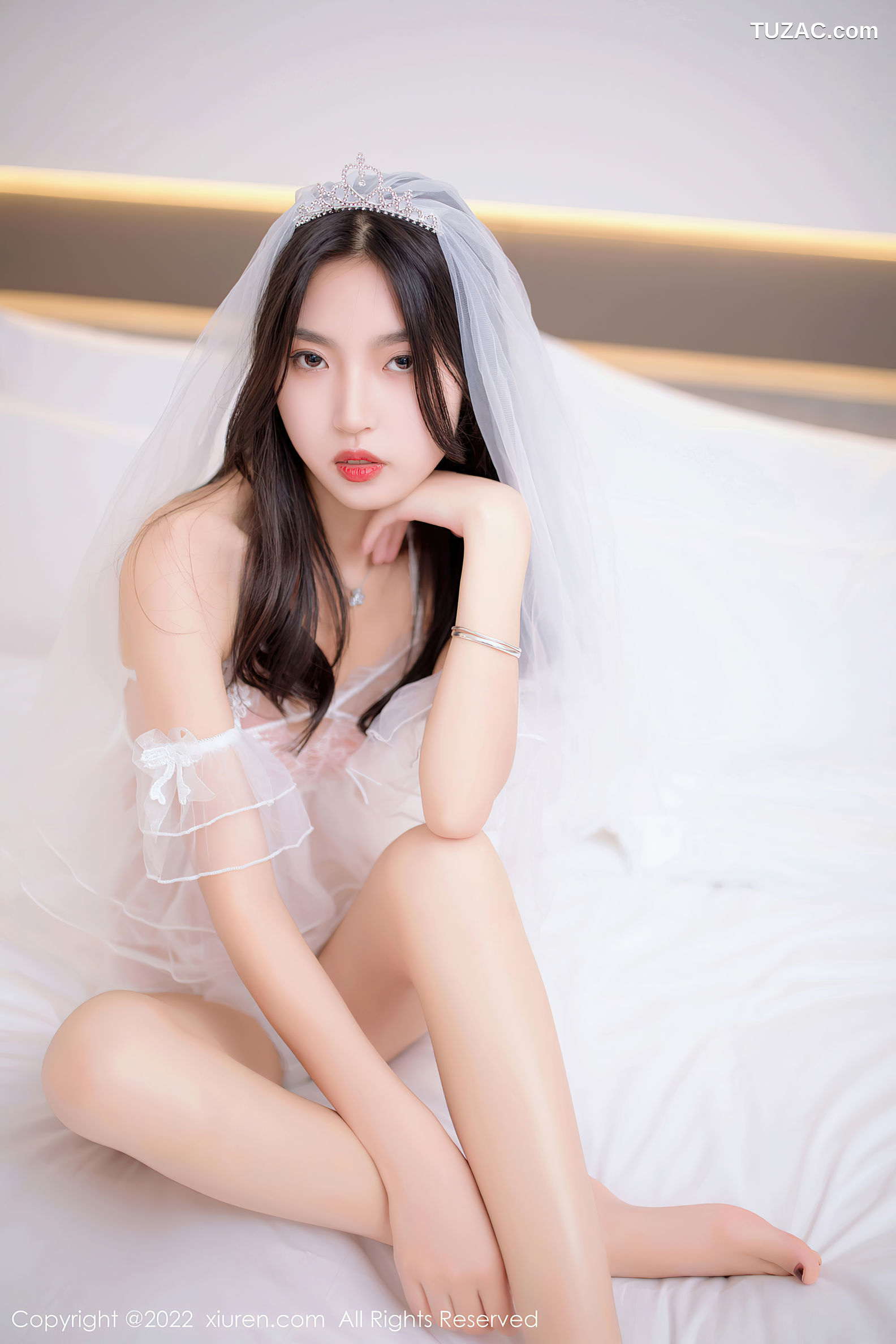 XiuRen-No.5399-十九九-白短裙黑短裤