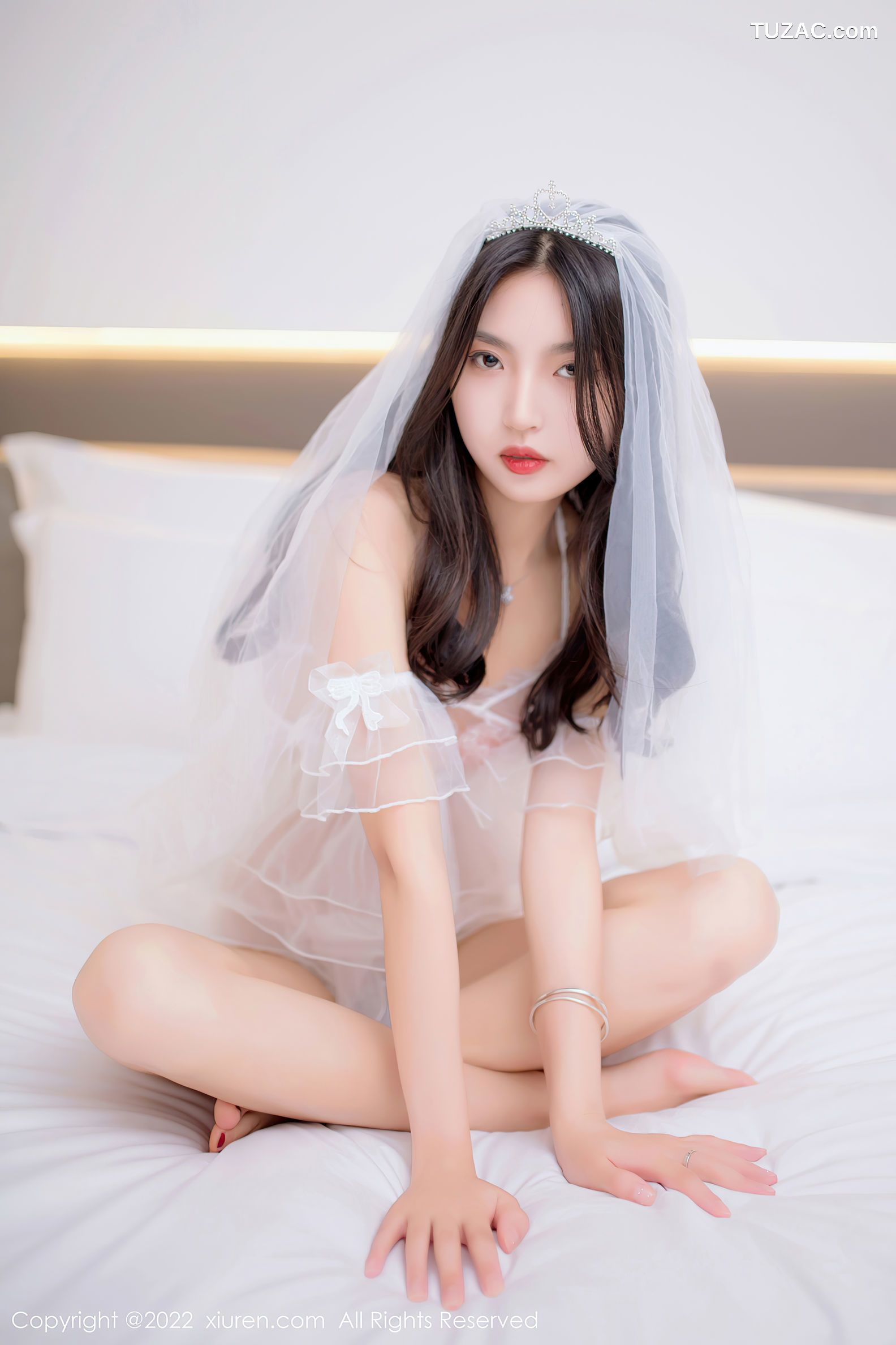 XiuRen-No.5399-十九九-白短裙黑短裤