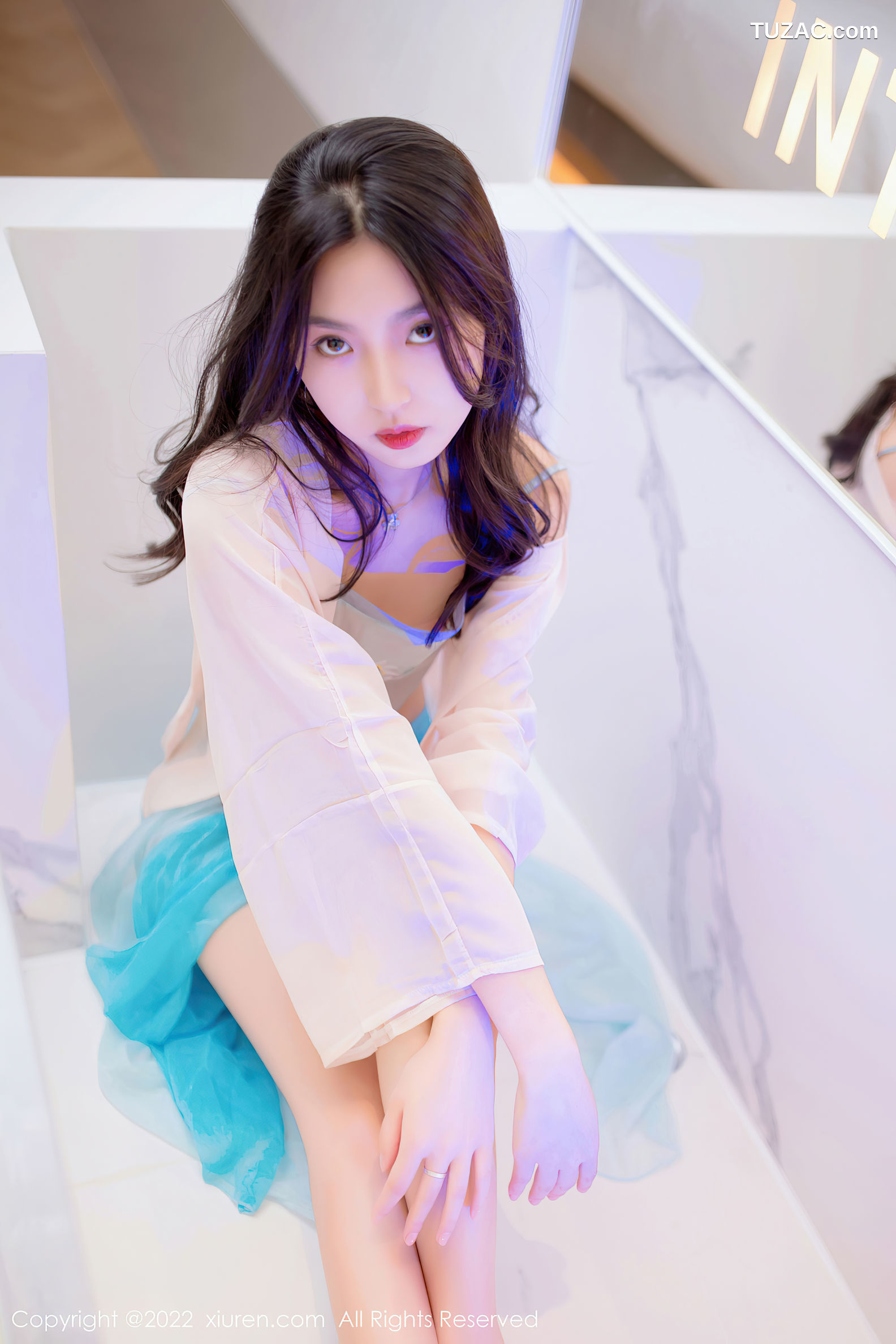 XiuRen-No.5399-十九九-白短裙黑短裤