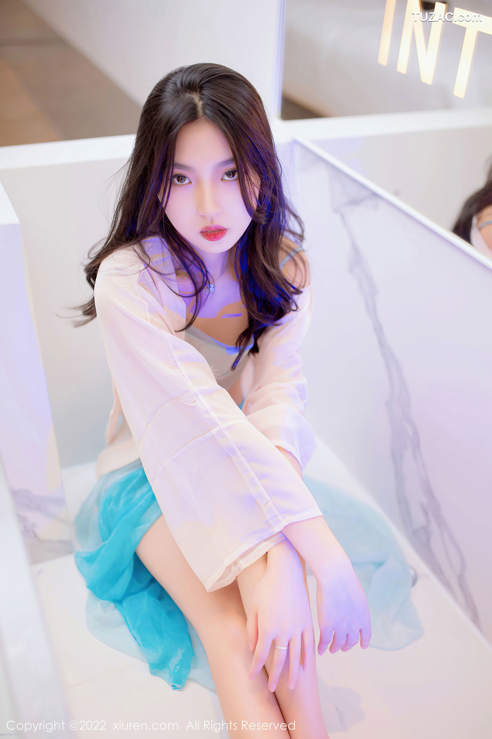 XiuRen-No.5399-十九九-白短裙黑短裤