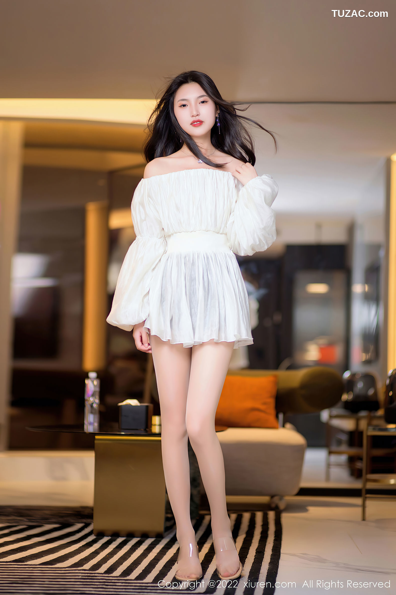 XiuRen-No.5399-十九九-白短裙黑短裤