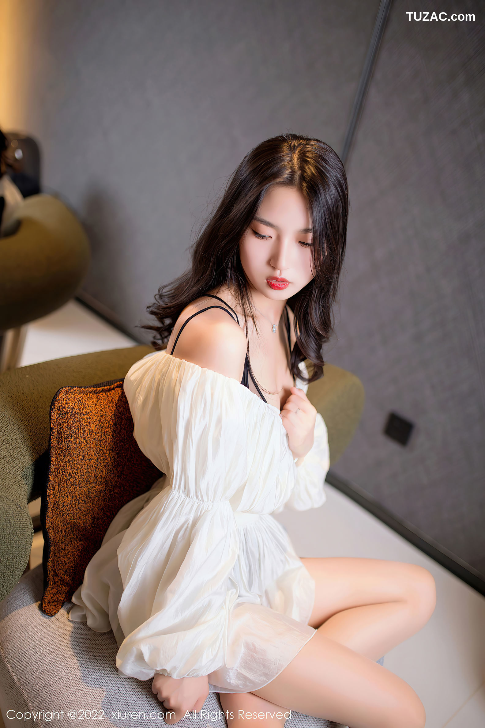 XiuRen-No.5399-十九九-白短裙黑短裤