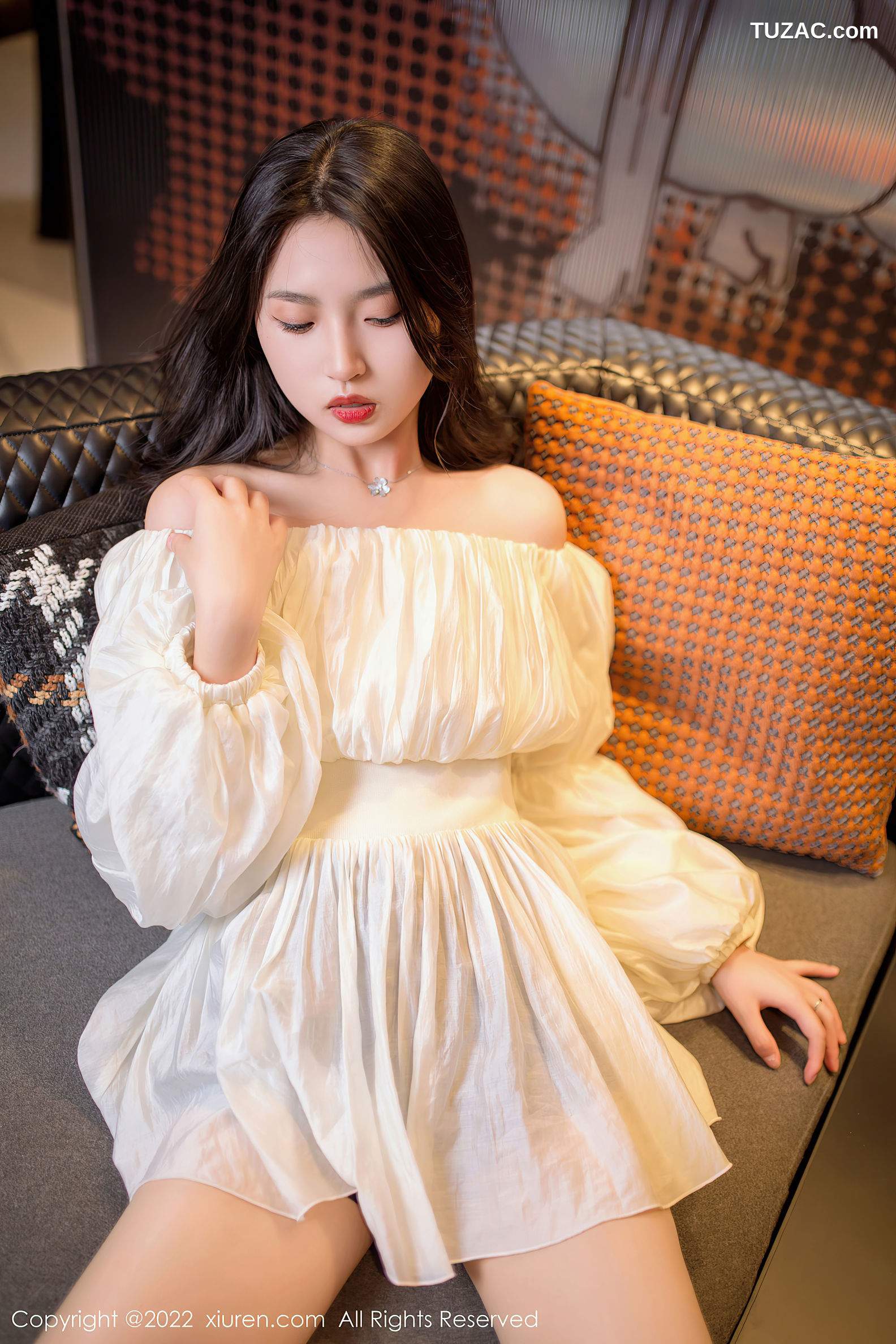 XiuRen-No.5399-十九九-白短裙黑短裤