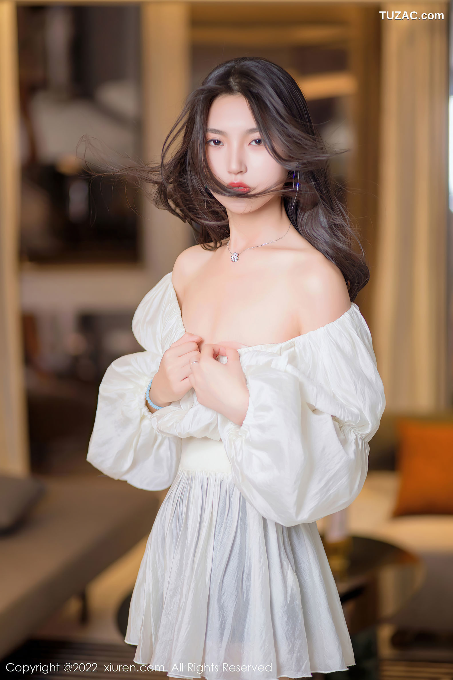 XiuRen-No.5399-十九九-白短裙黑短裤