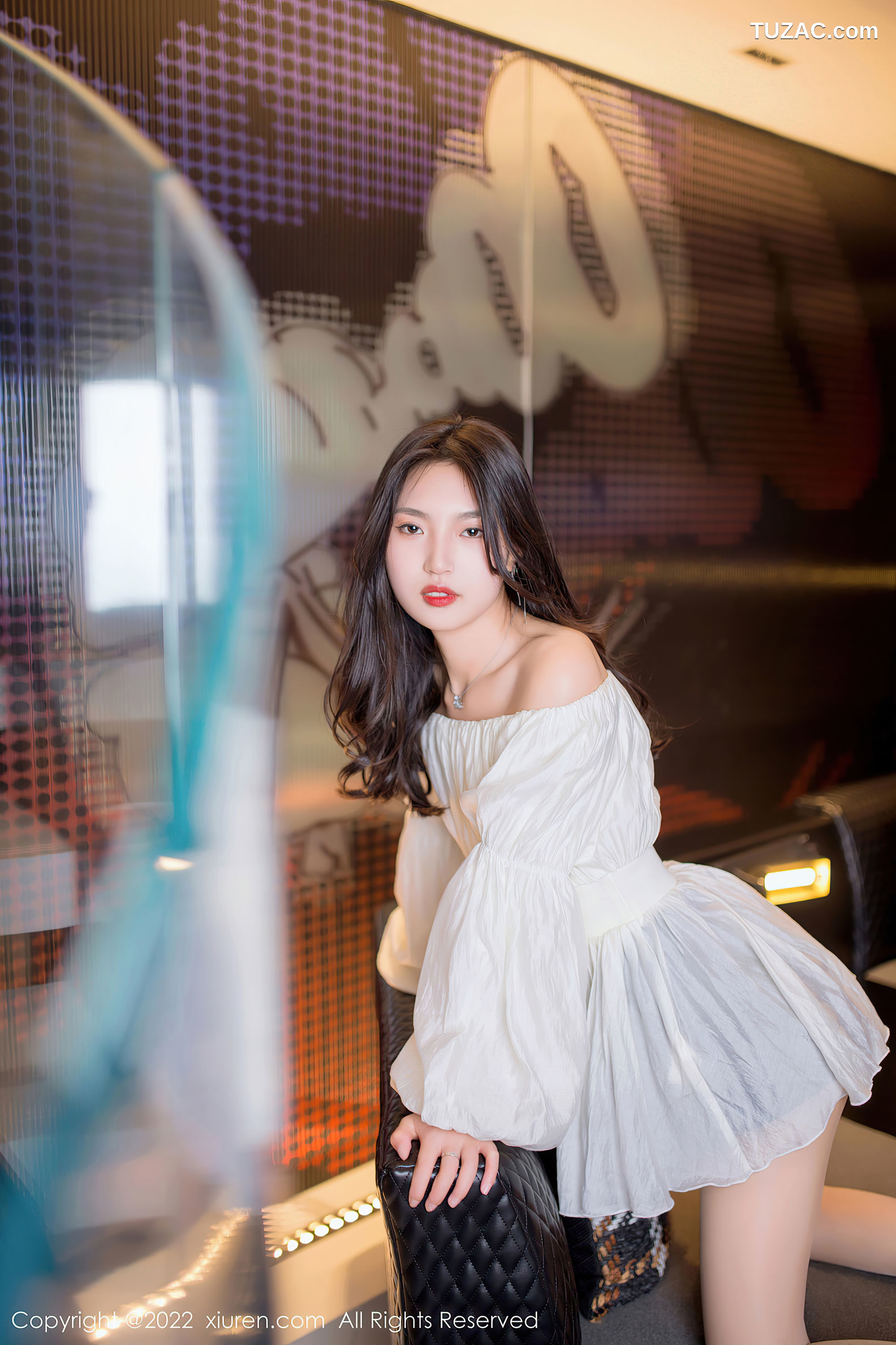 XiuRen-No.5399-十九九-白短裙黑短裤