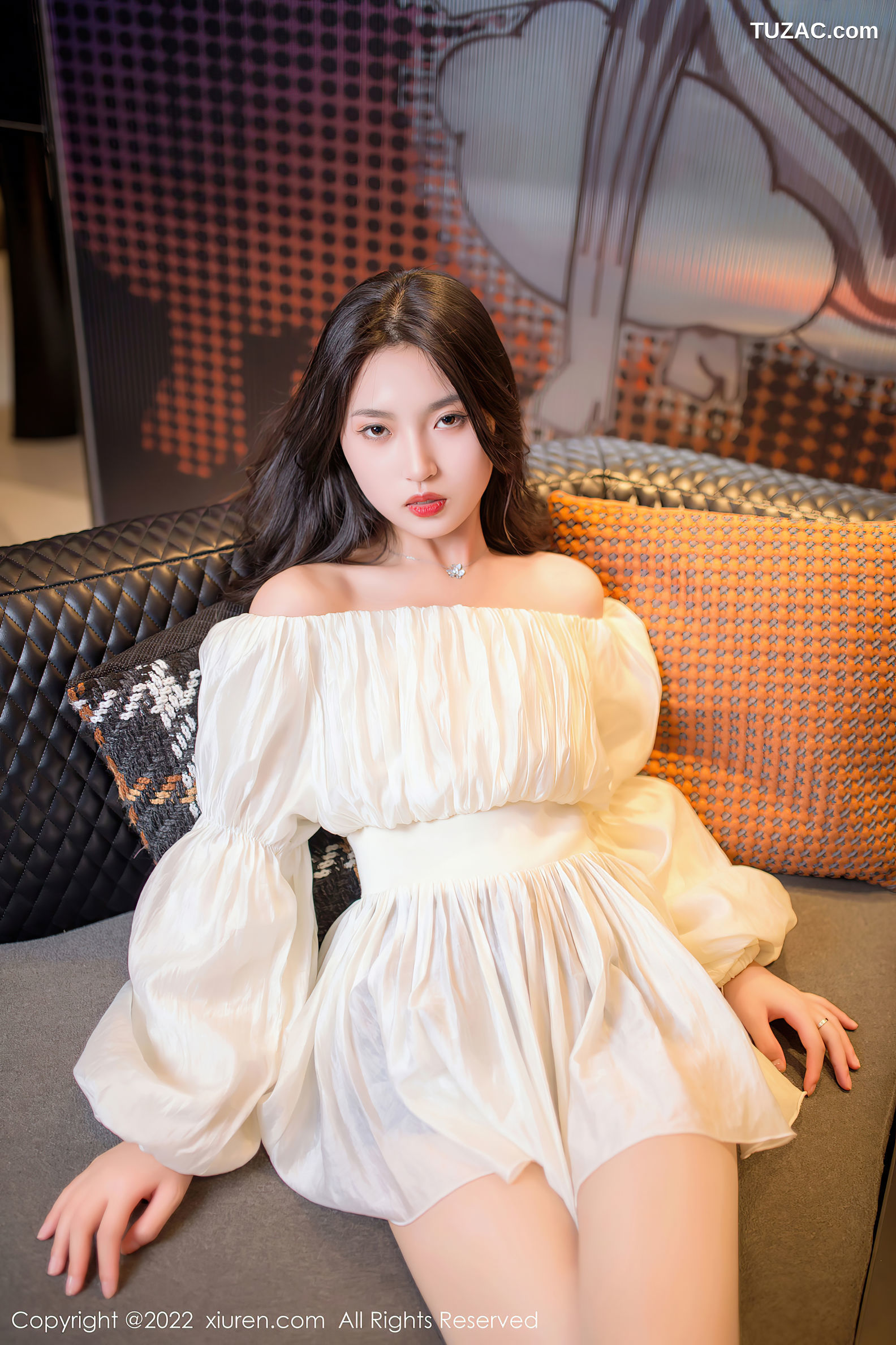 XiuRen-No.5399-十九九-白短裙黑短裤