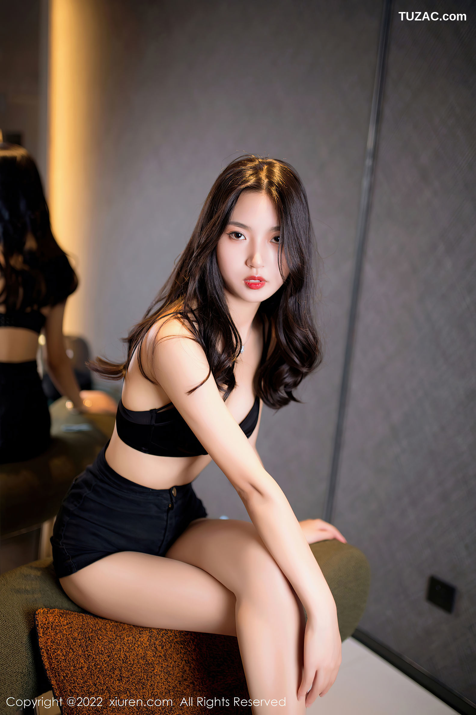 XiuRen-No.5399-十九九-白短裙黑短裤