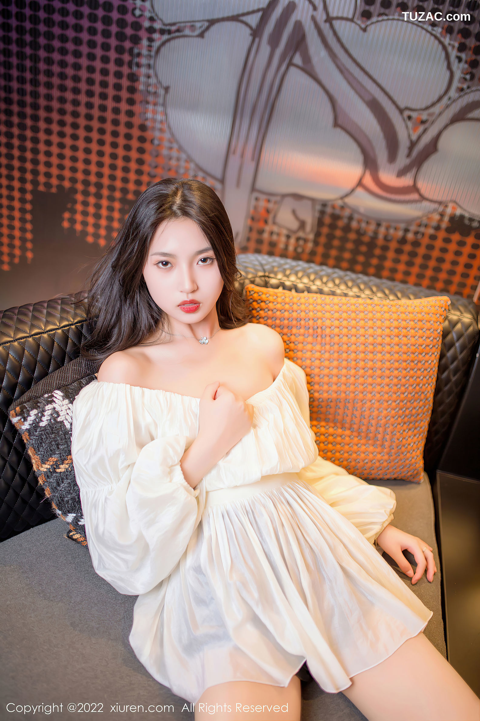 XiuRen-No.5399-十九九-白短裙黑短裤