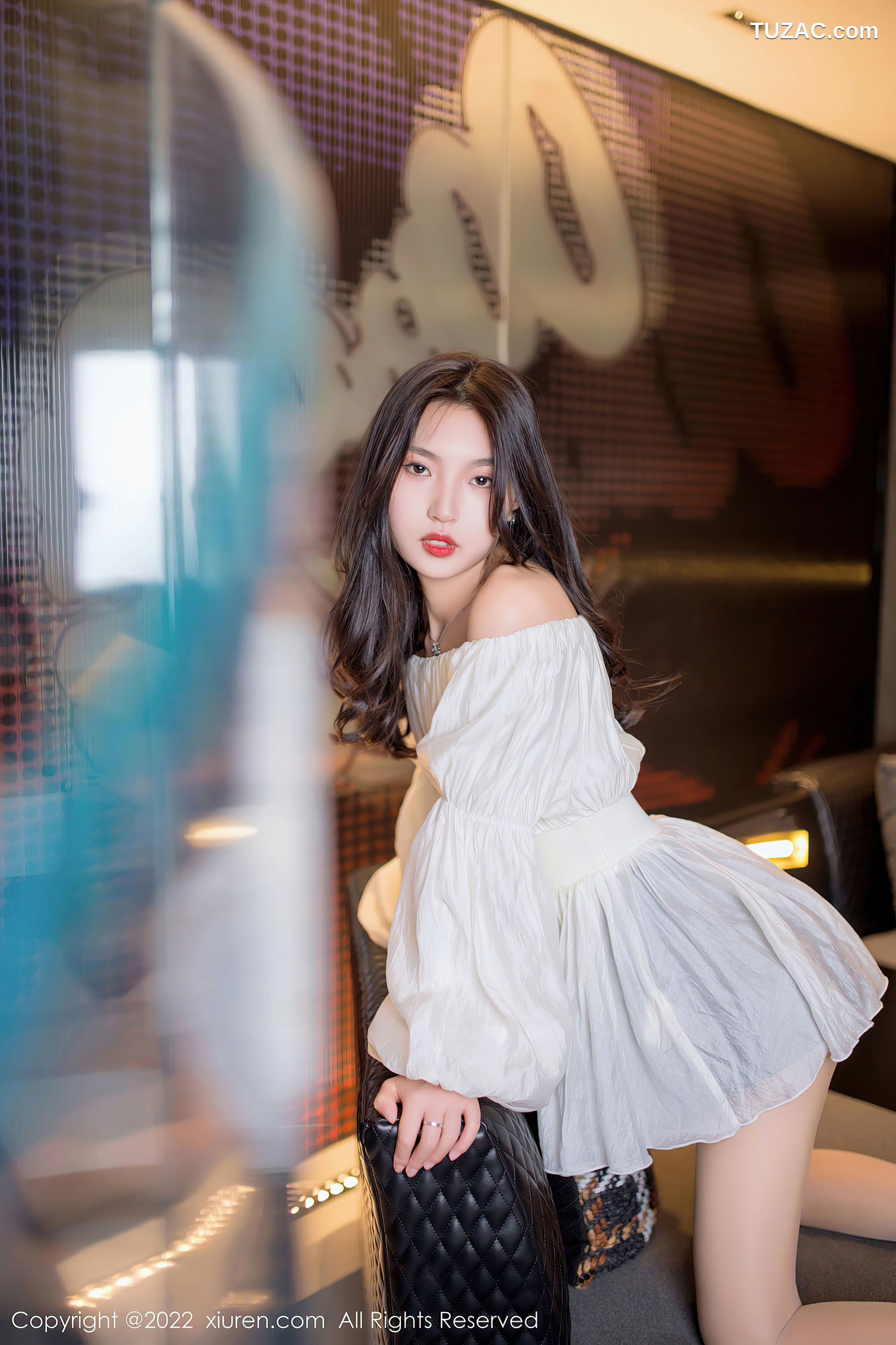 XiuRen-No.5399-十九九-白短裙黑短裤