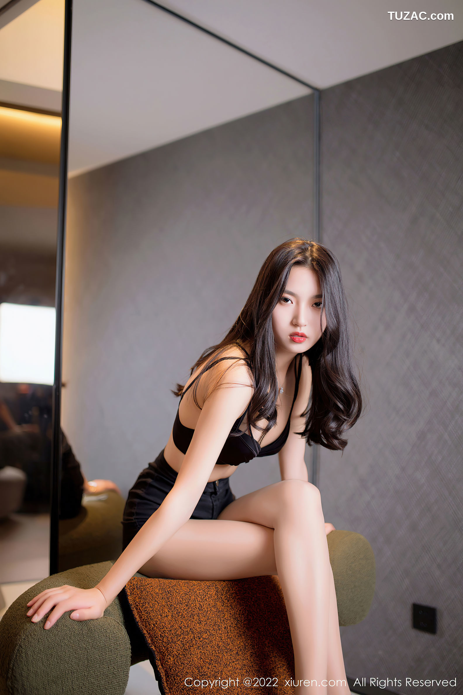 XiuRen-No.5399-十九九-白短裙黑短裤