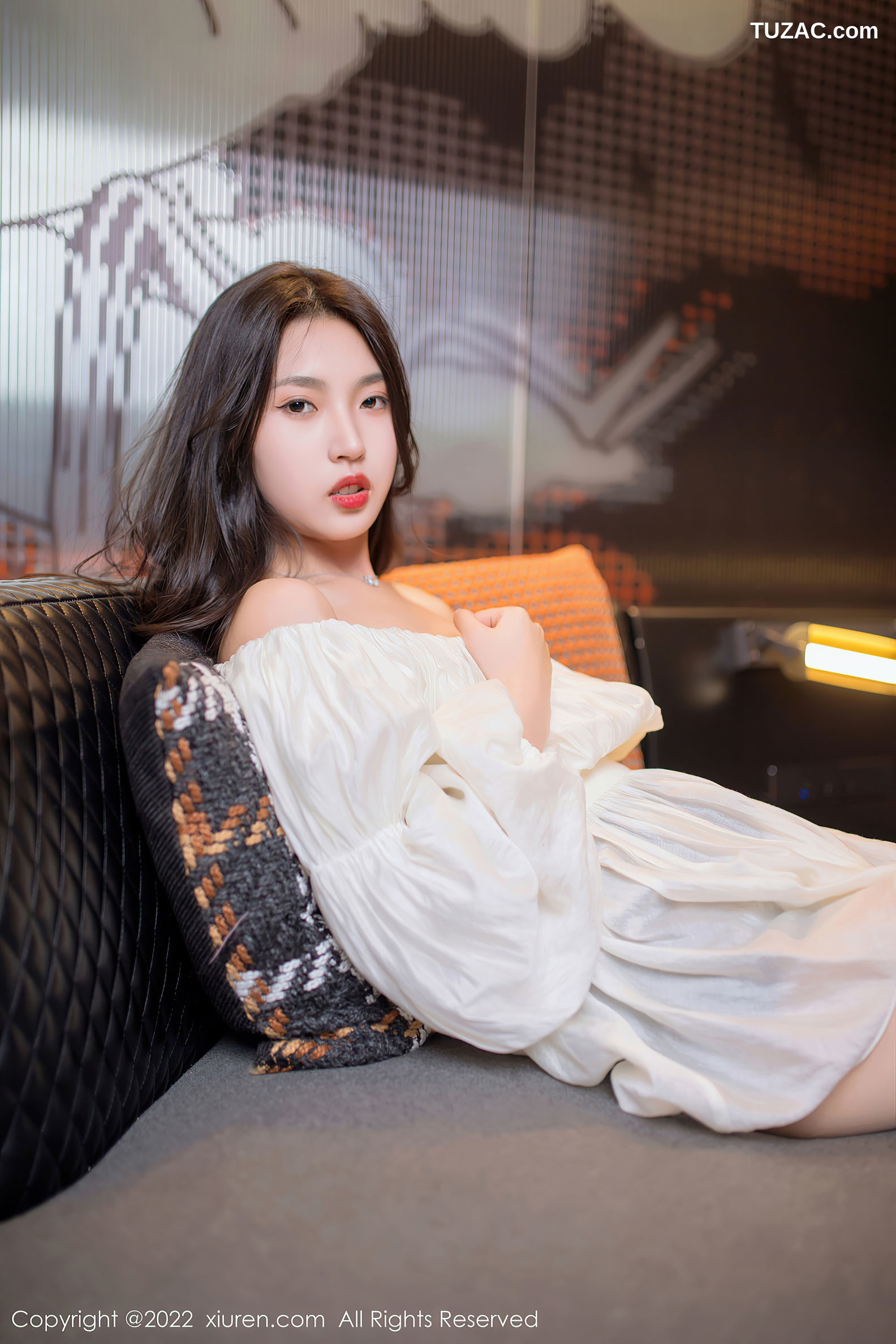 XiuRen-No.5399-十九九-白短裙黑短裤