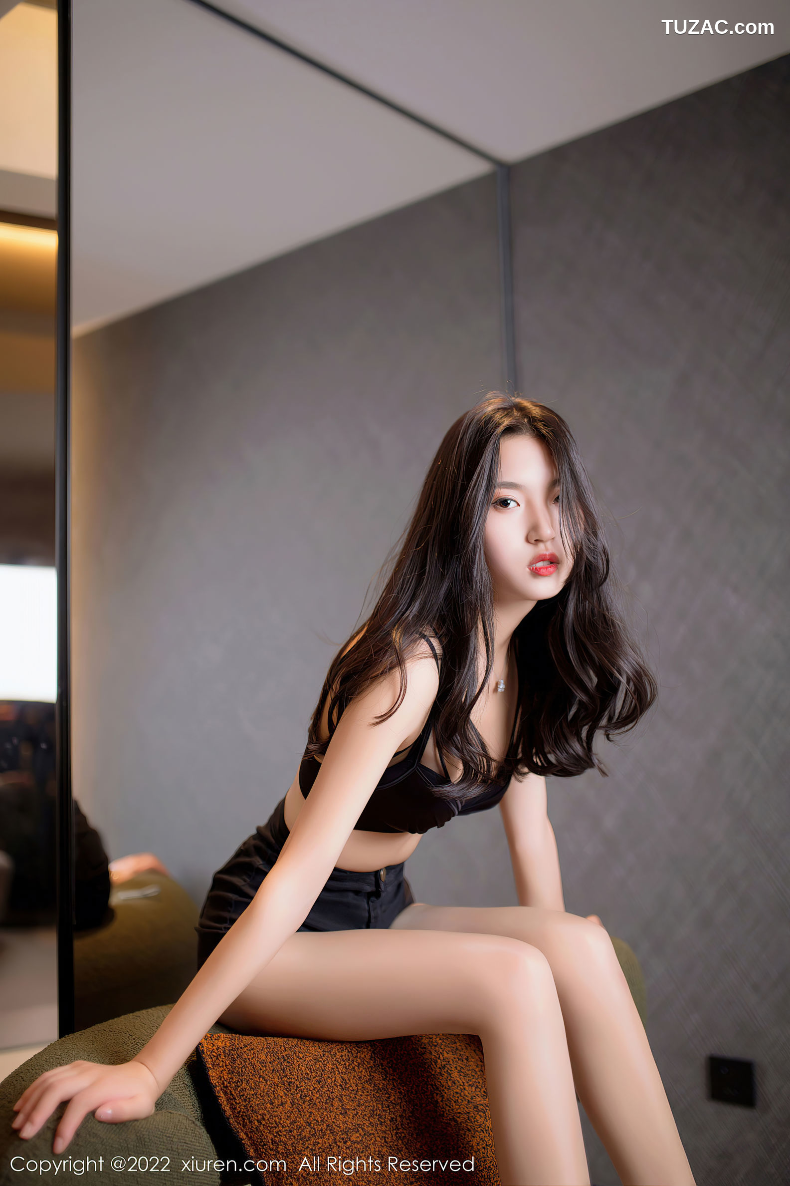 XiuRen-No.5399-十九九-白短裙黑短裤