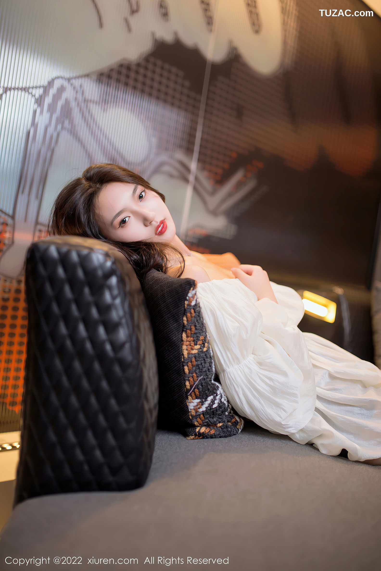 XiuRen-No.5399-十九九-白短裙黑短裤