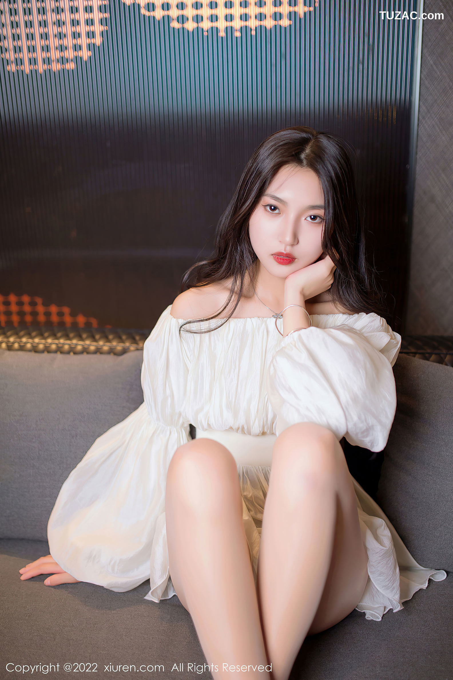 XiuRen-No.5399-十九九-白短裙黑短裤