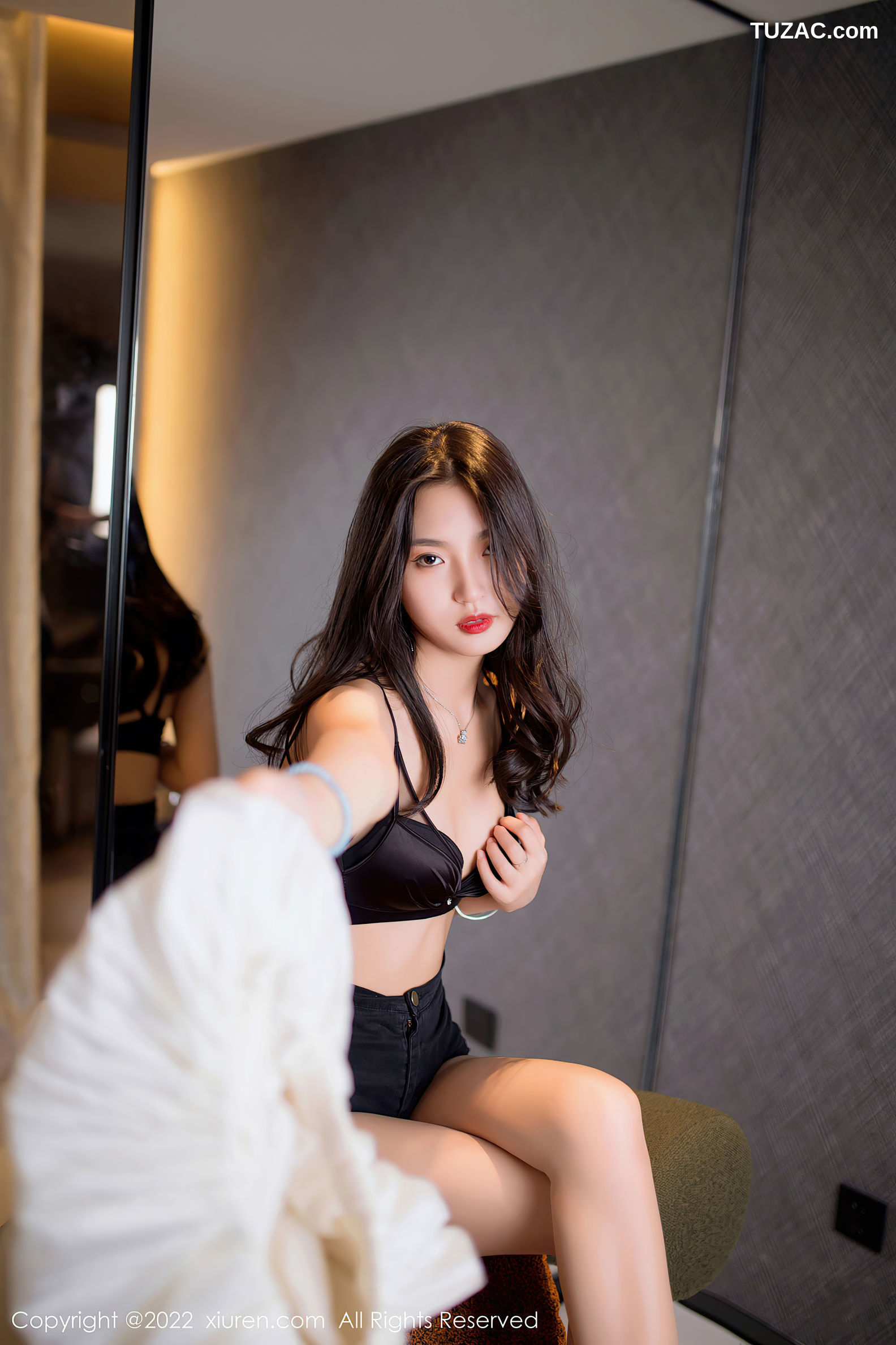 XiuRen-No.5399-十九九-白短裙黑短裤