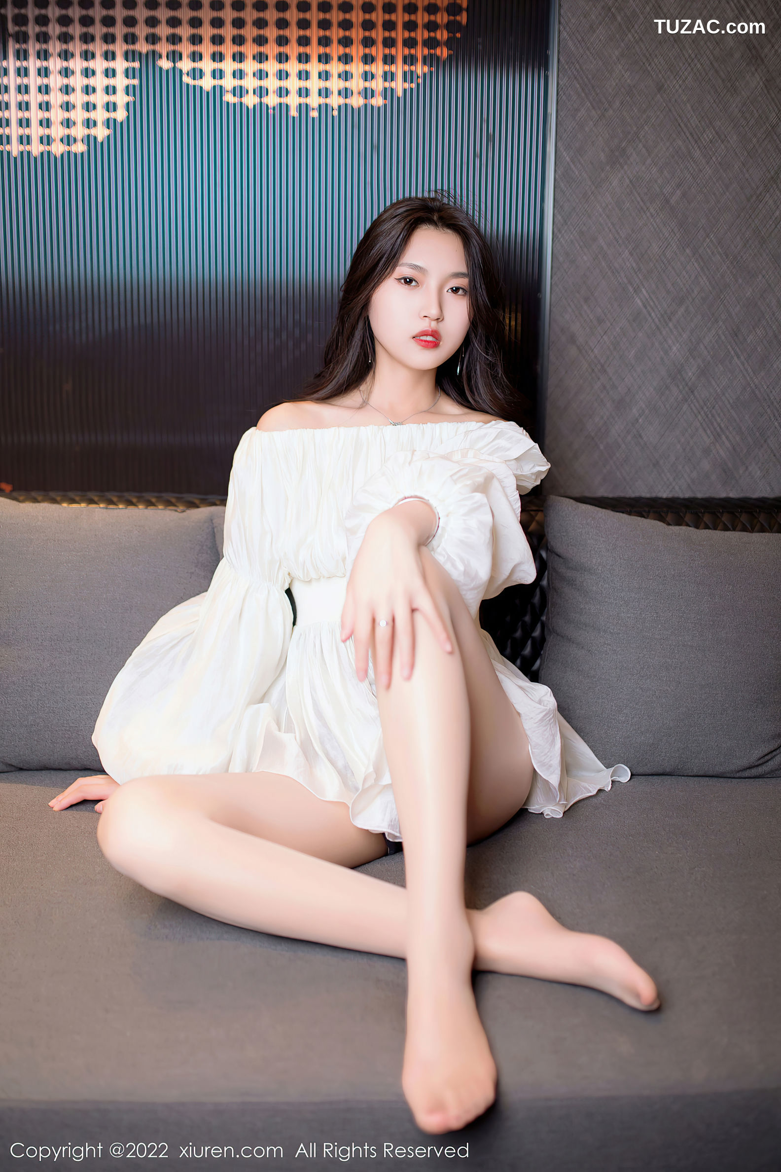 XiuRen-No.5399-十九九-白短裙黑短裤