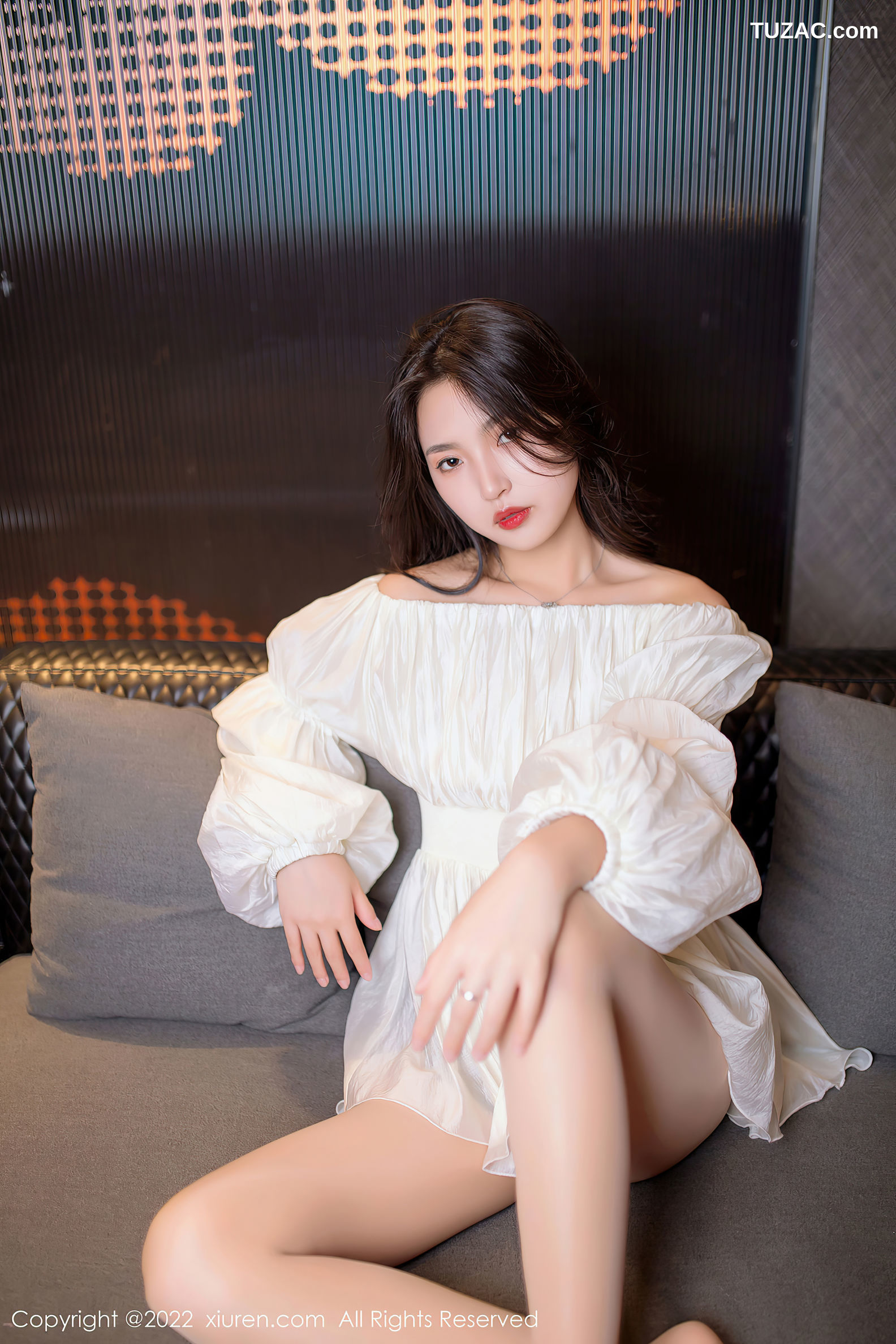 XiuRen-No.5399-十九九-白短裙黑短裤