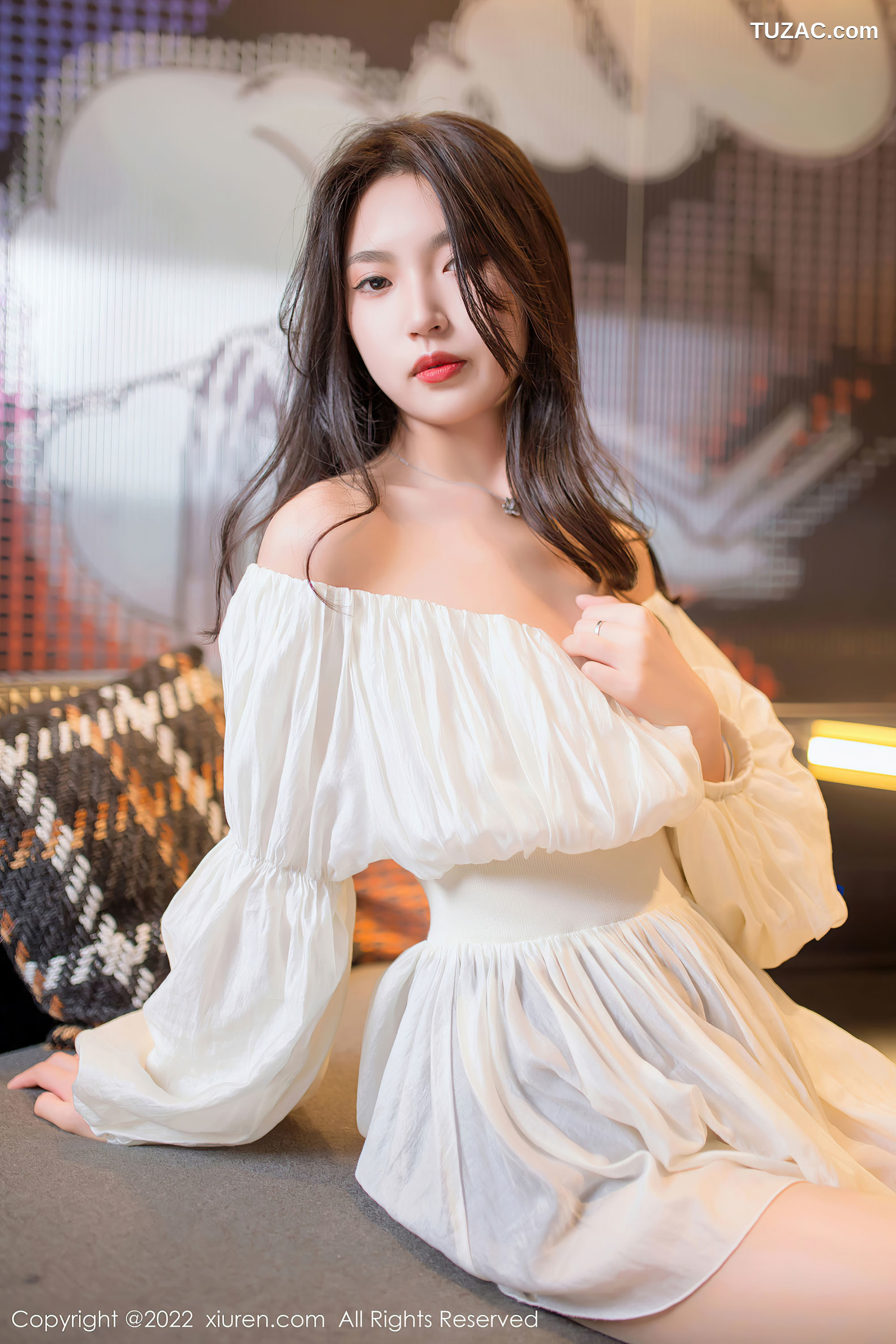 XiuRen-No.5399-十九九-白短裙黑短裤