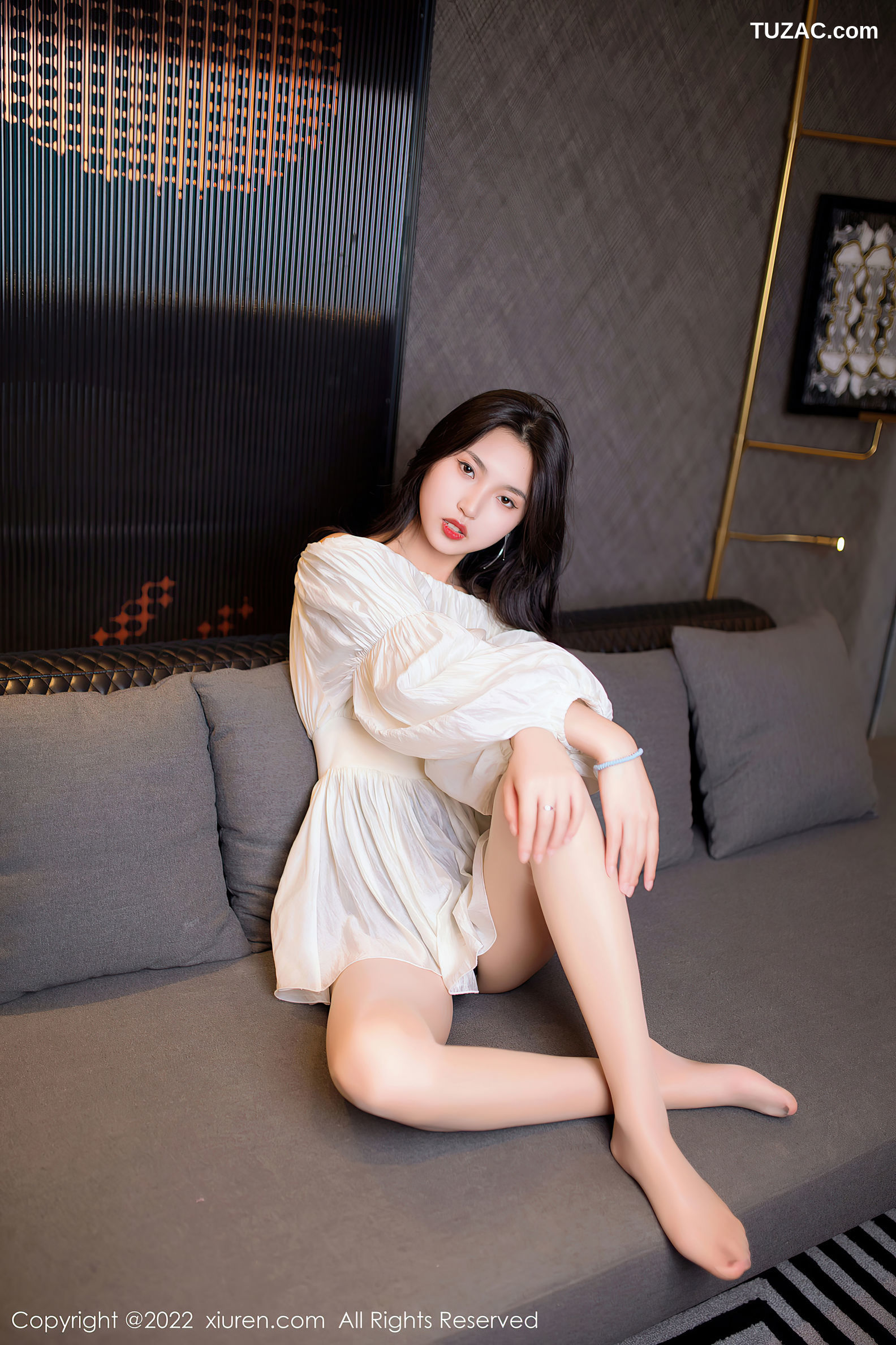 XiuRen-No.5399-十九九-白短裙黑短裤