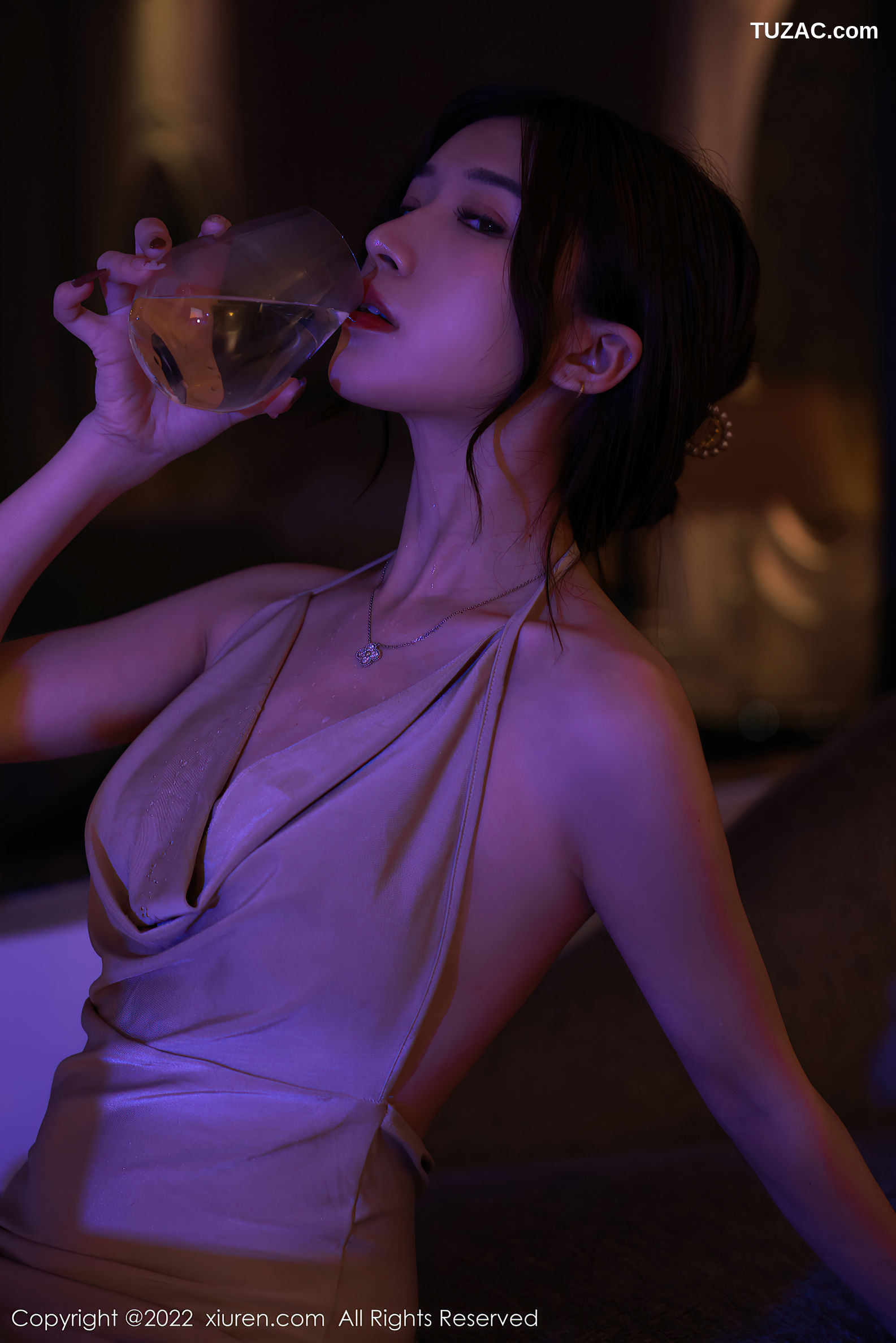 XiuRen-No.5400-韩心雨-米色露背吊带短裙