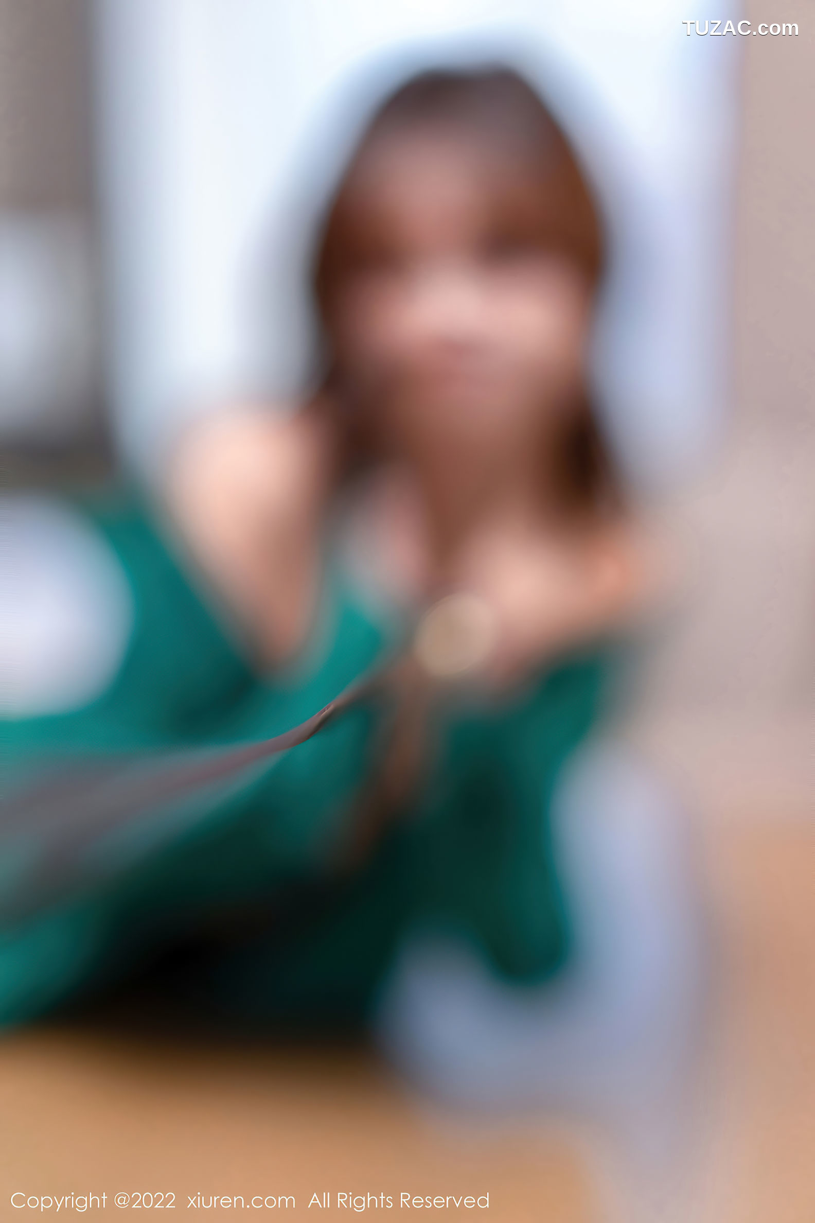 XiuRen-No.5429-张思允-绿外套皮短裙黑胸贴