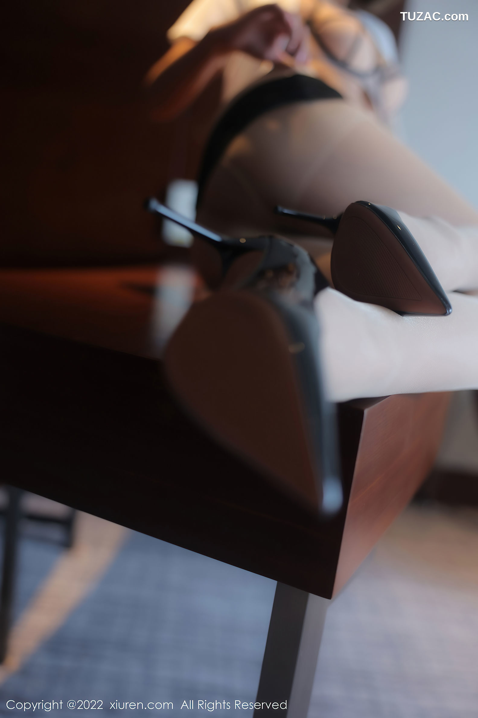 XiuRen-No.5437-宋愉愉-白衫黑短裙职业装肉丝