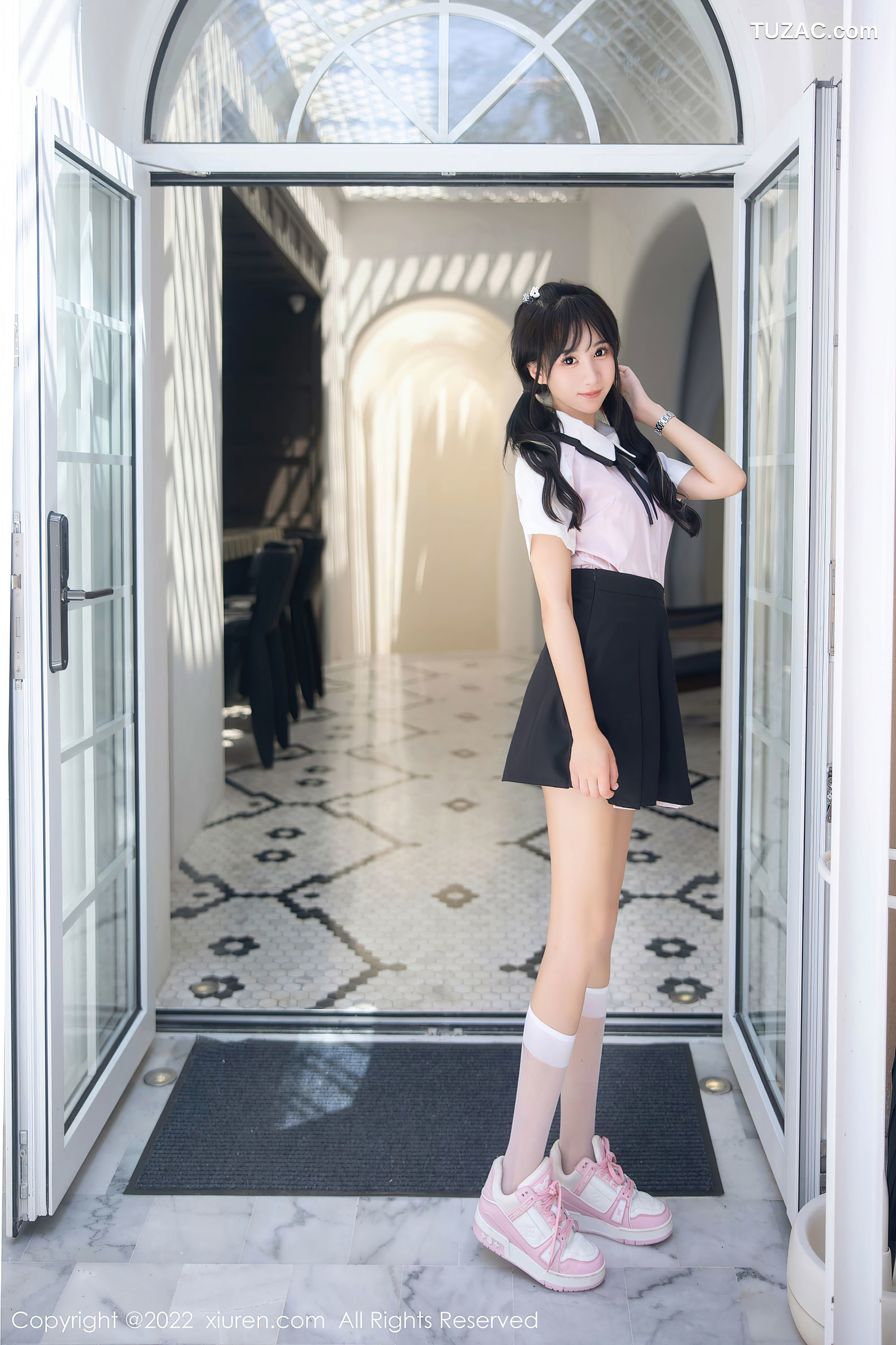 XiuRen-No.5443-小果冻儿-白衫黑裙学生装粉内衣