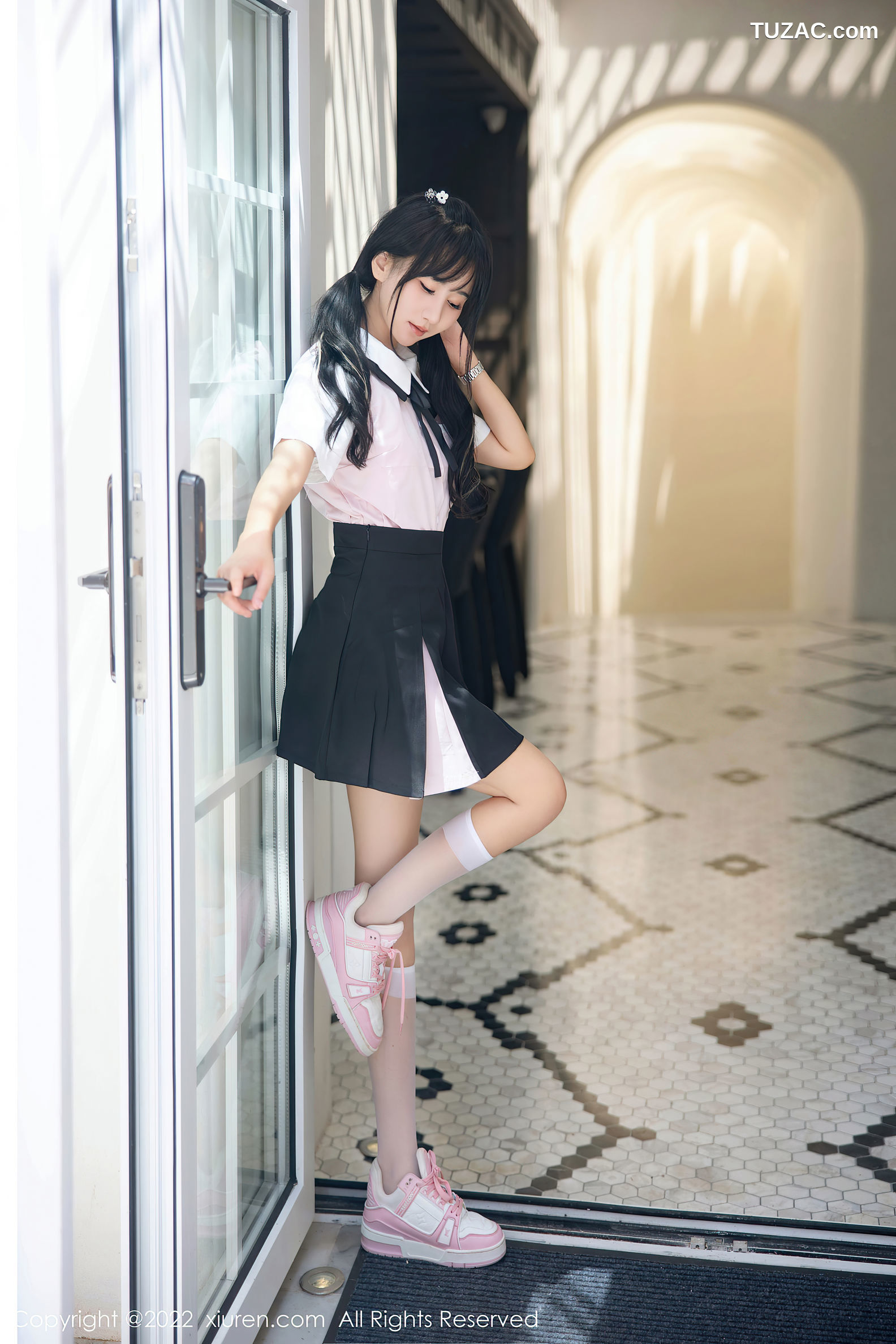 XiuRen-No.5443-小果冻儿-白衫黑裙学生装粉内衣