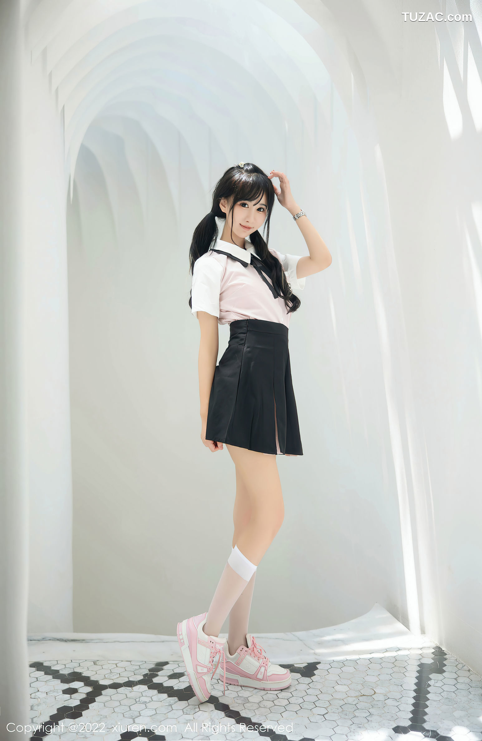 XiuRen-No.5443-小果冻儿-白衫黑裙学生装粉内衣