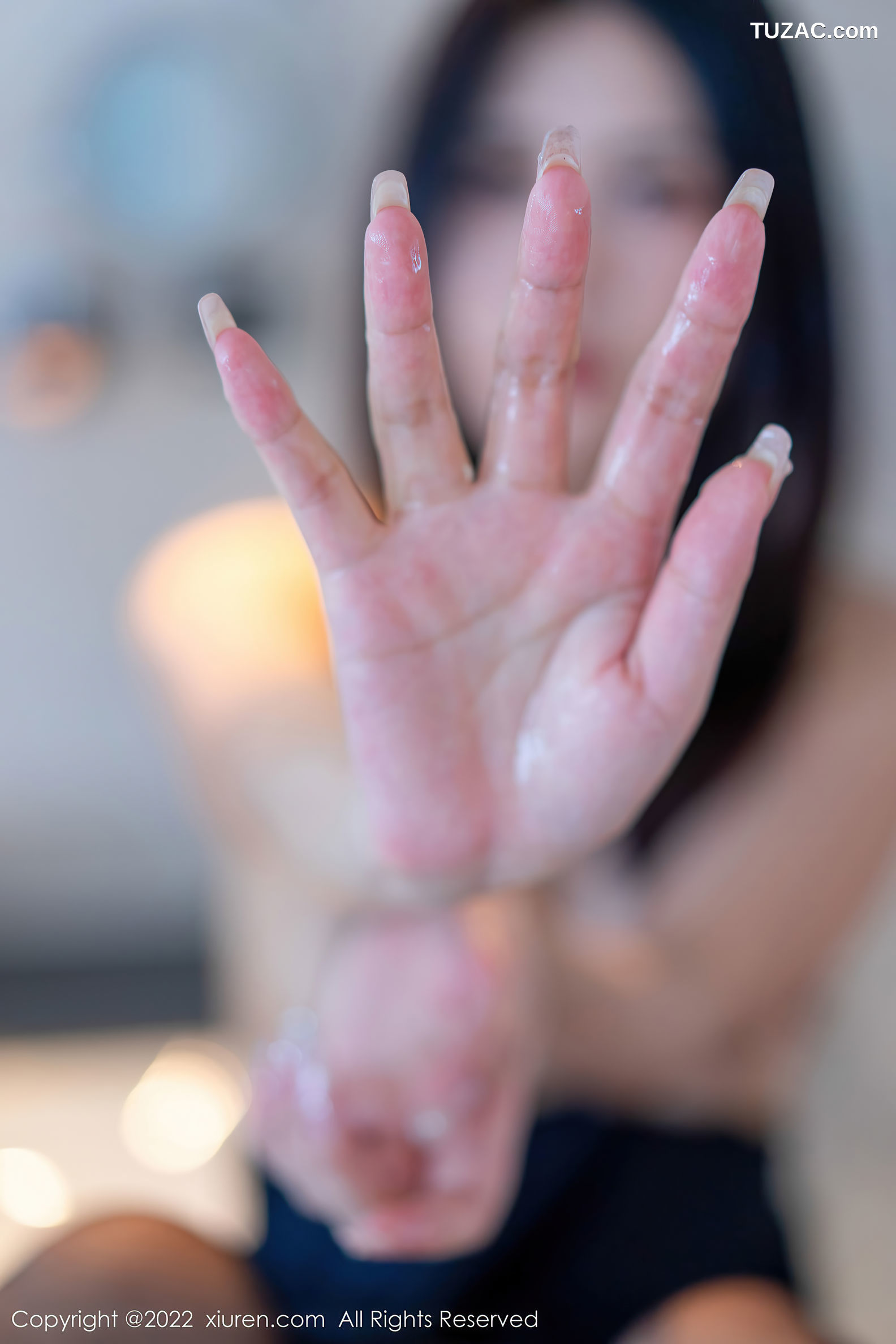 XiuRen-No.5449-阿姣-黑露背吊带连衣短裙黑丝