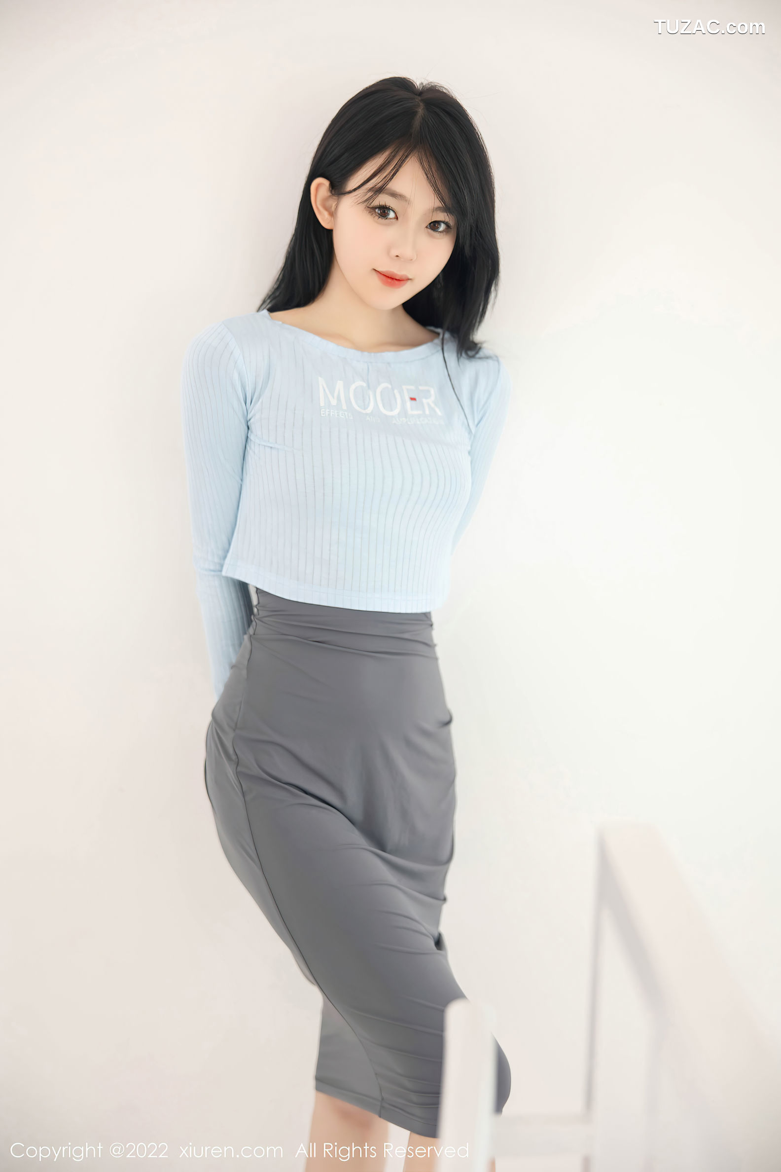 XiuRen-No.5453-小麦是只喵-淡蓝T灰裙肉丝